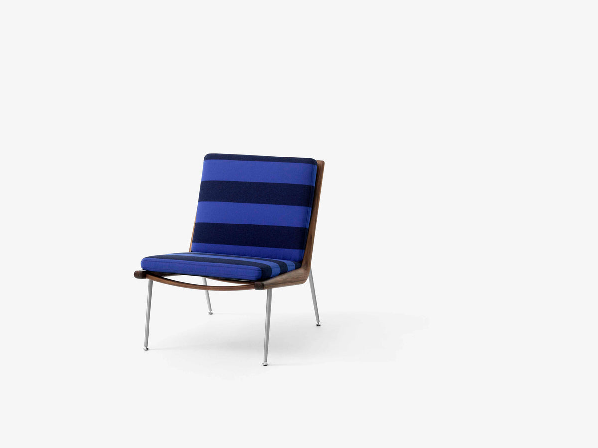 BOOMERANG HM1 armchair upholstered in walnut with a steel base