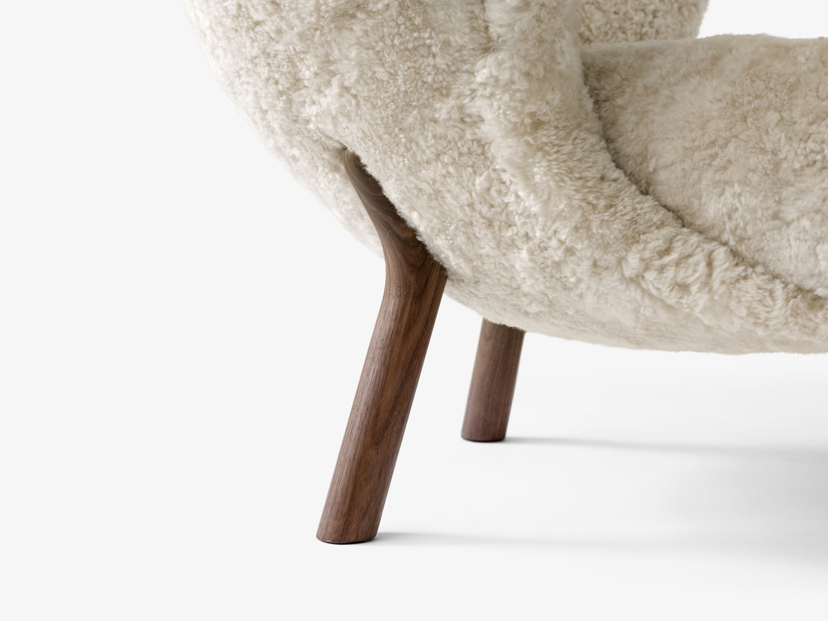 LITTLE PETRA VB1 upholstered armchair with a walnut base