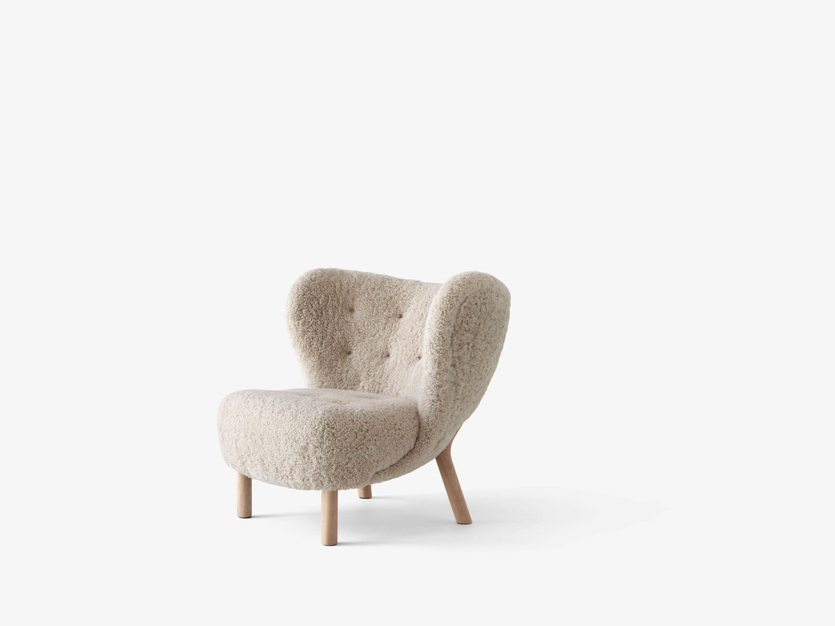 LITTLE PETRA VB1 upholstered armchair with an oak base