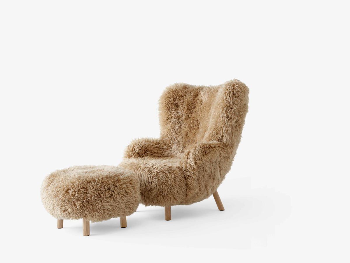 PETRA VB3 upholstered armchair with an oak base