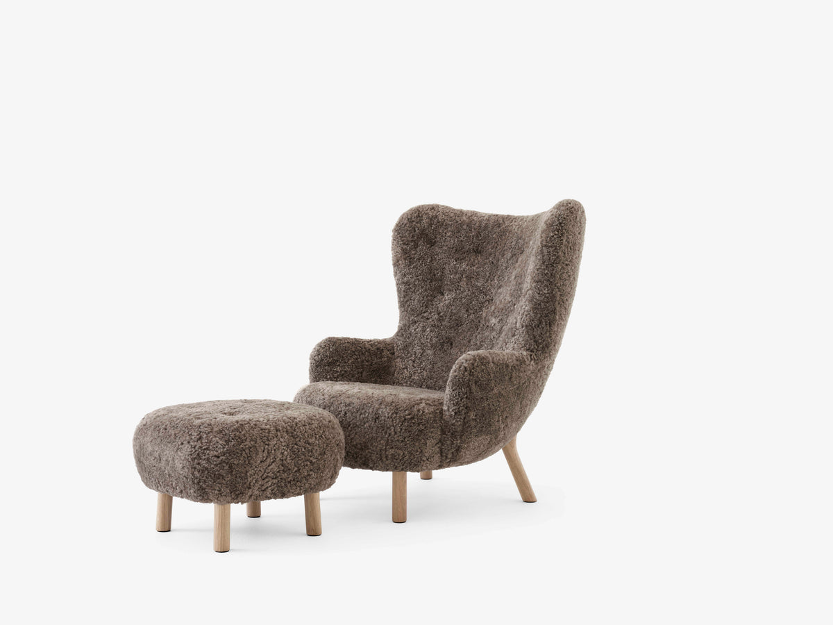 PETRA VB3 upholstered armchair with an oak base