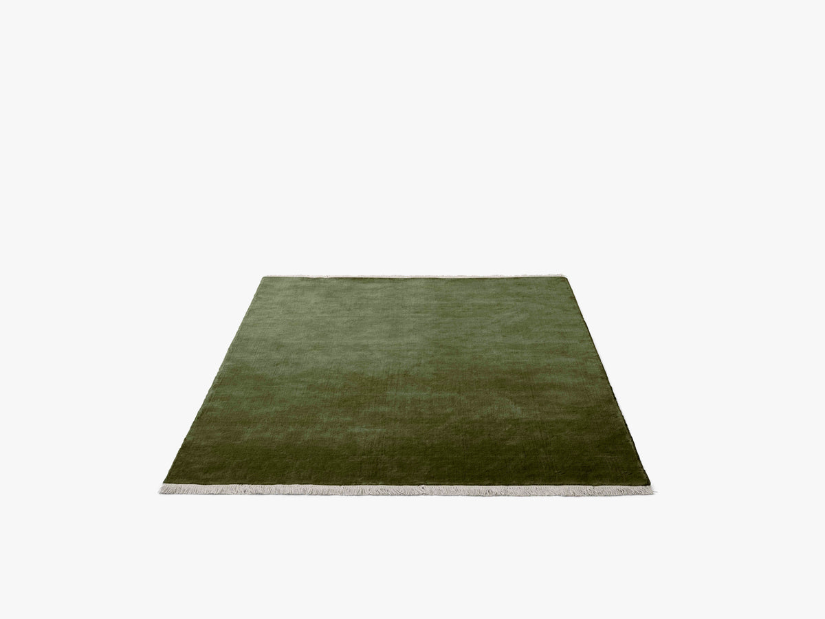 THE MOOR fringed rug in dark green