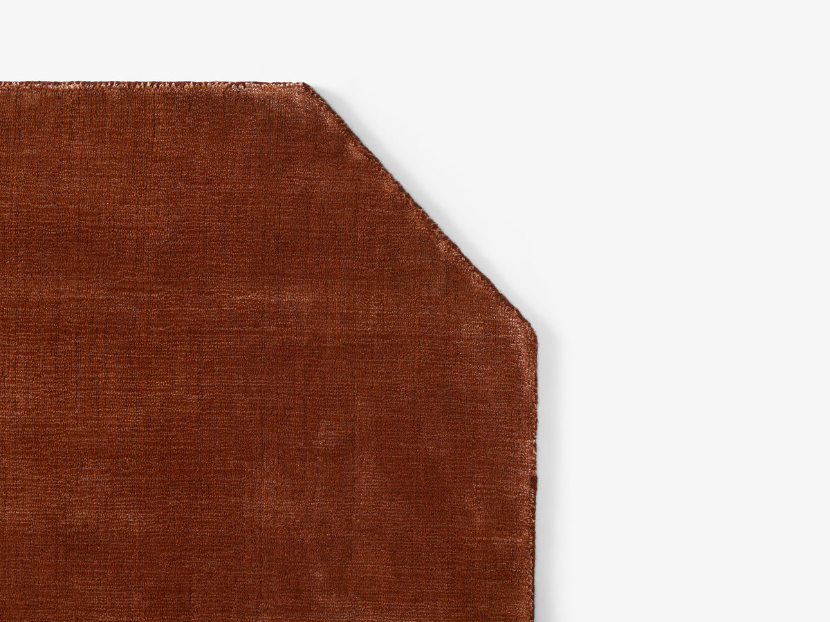 THE MOOR square rug with rounded corners in muted red