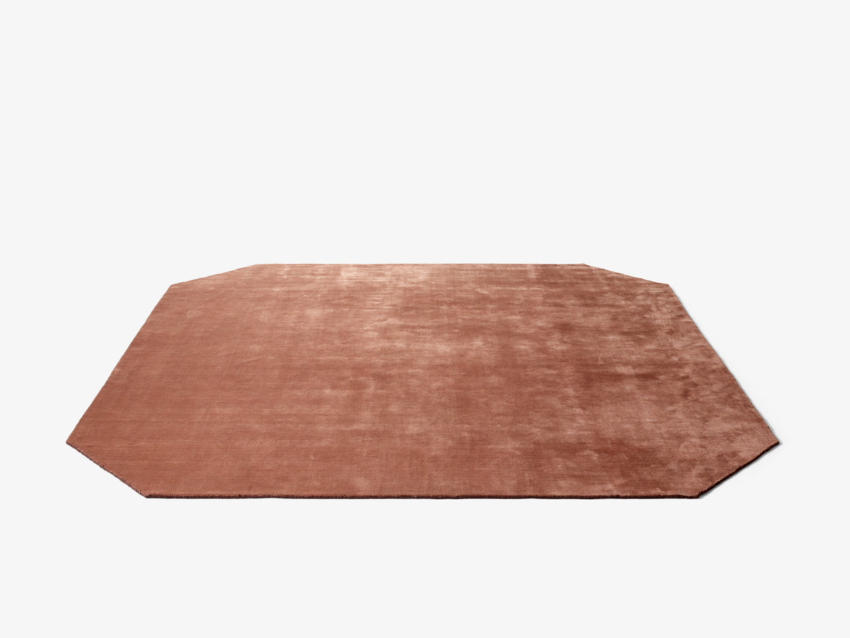 THE MOOR square rug with rounded corners in muted red
