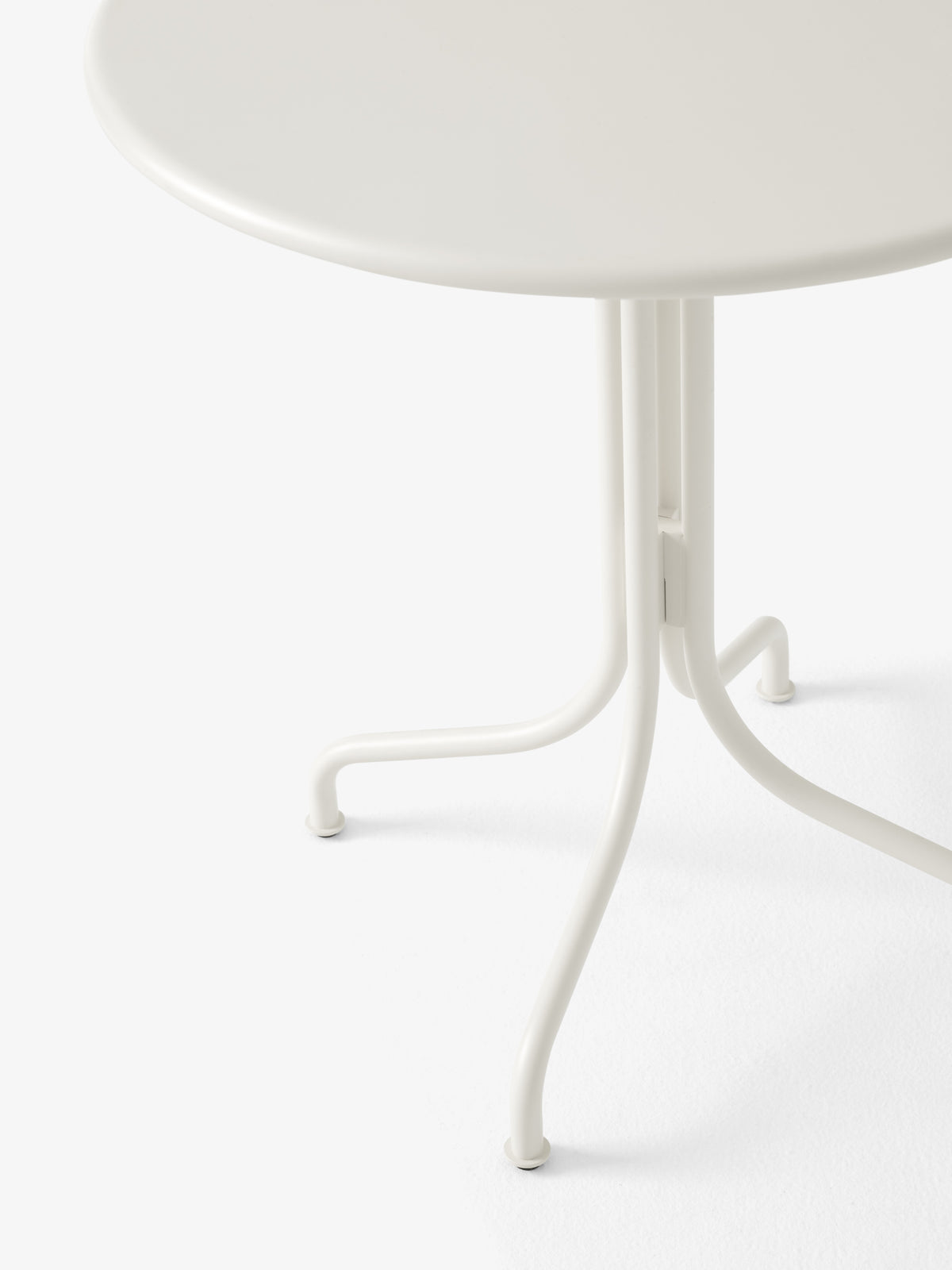 THORVALD SC96 ivory outdoor round table
