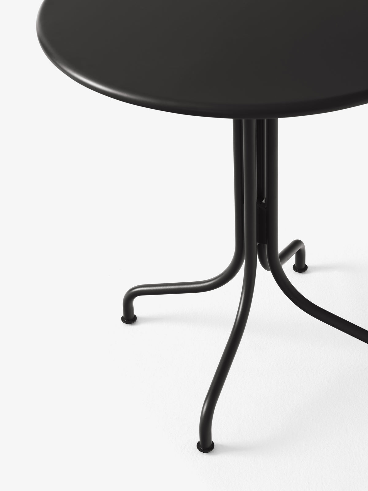 Round outdoor table THORVALD SC96 black