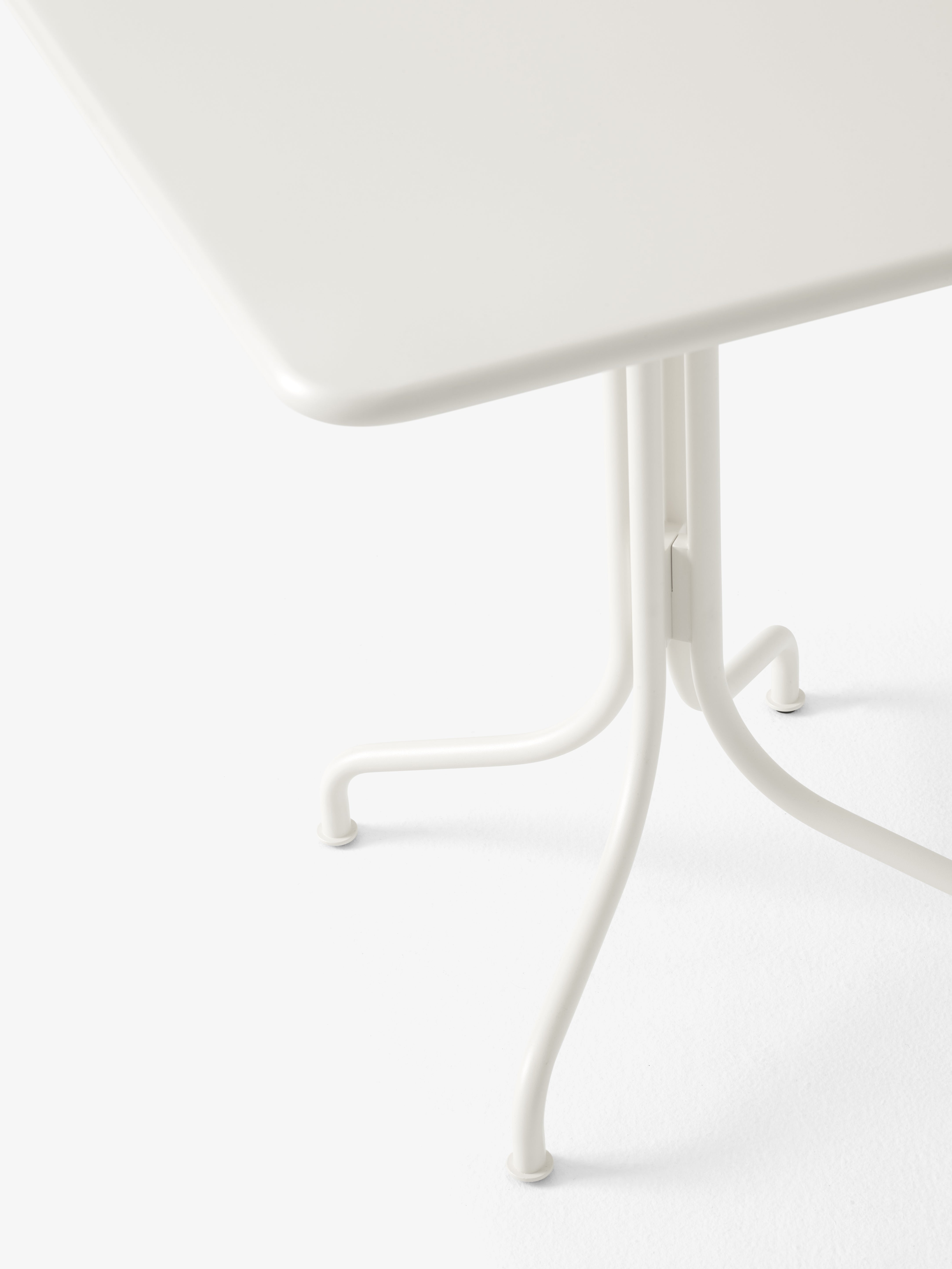 THORVALD SC97 outdoor table ivory