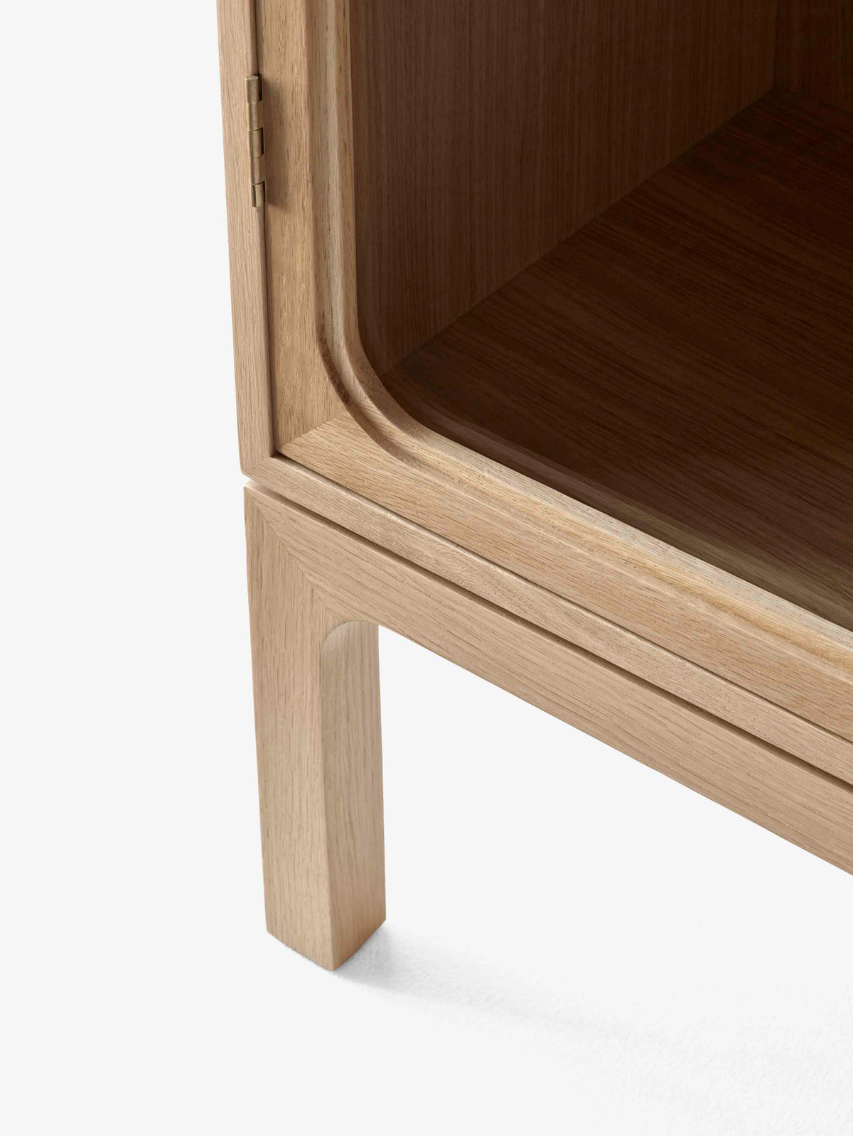 TRACE SC88 showcase in lacquered oak