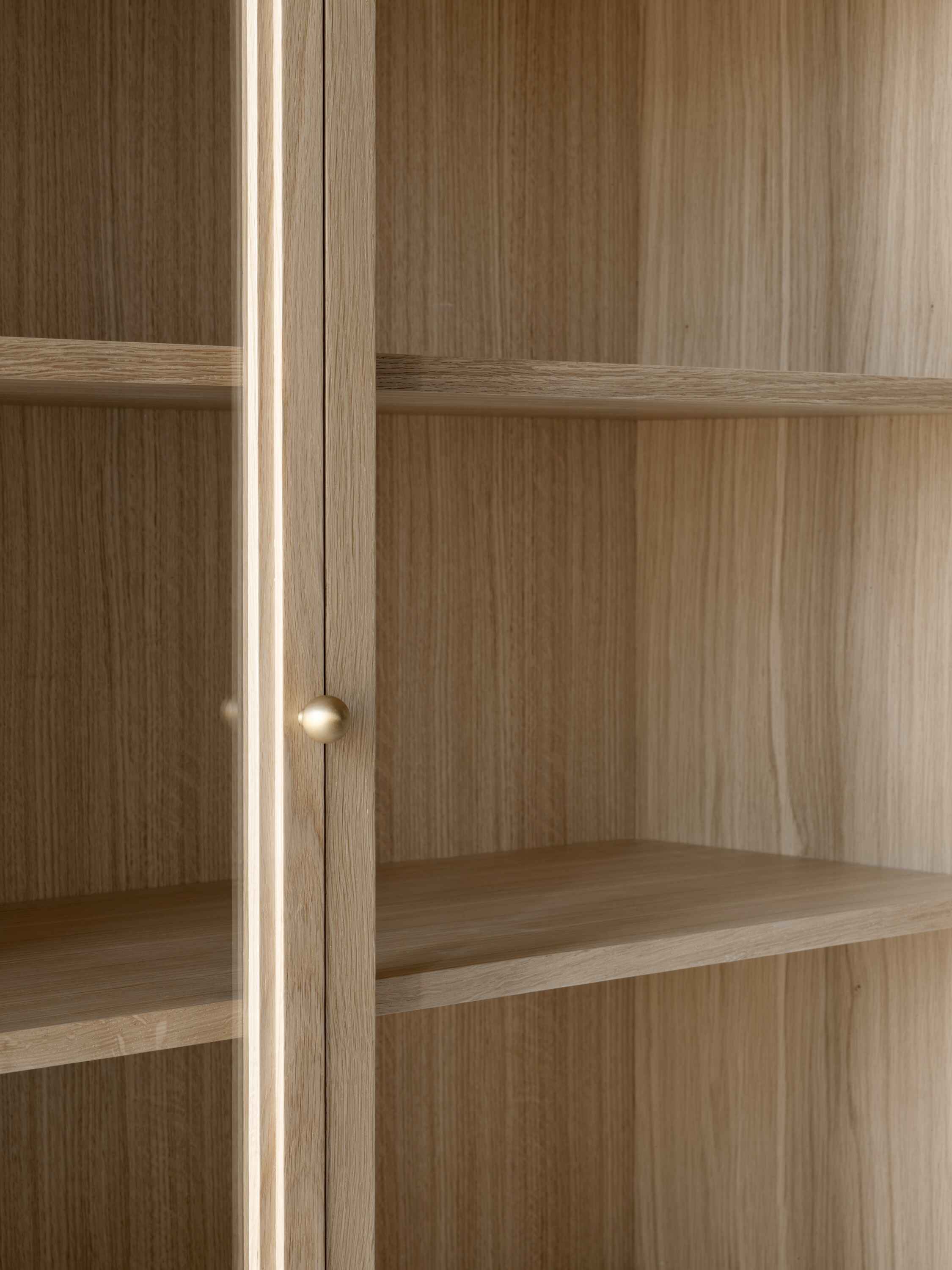 TRACE SC88 showcase in lacquered oak