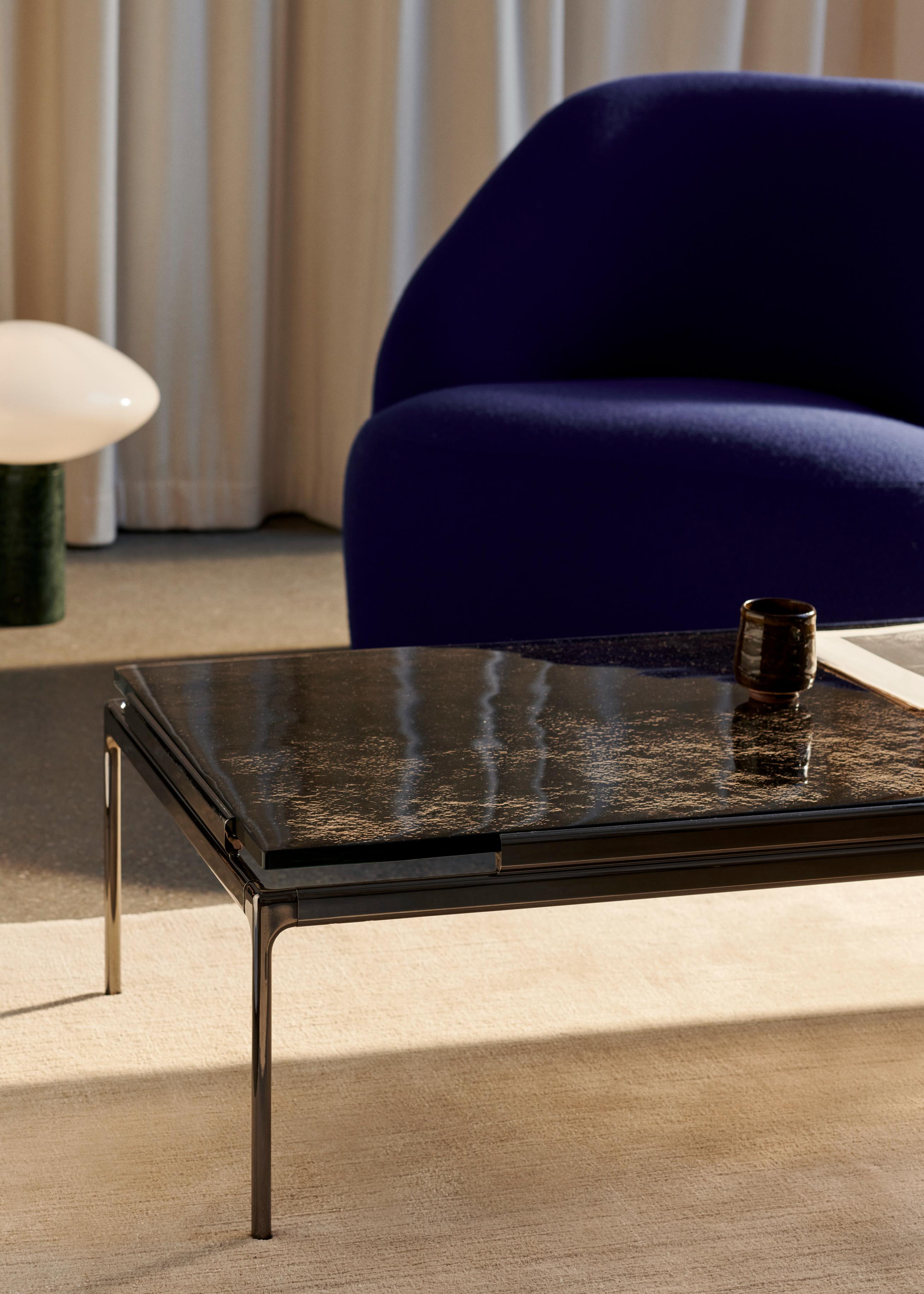 SETT LN12 coffee table with a white marble top and chrome base