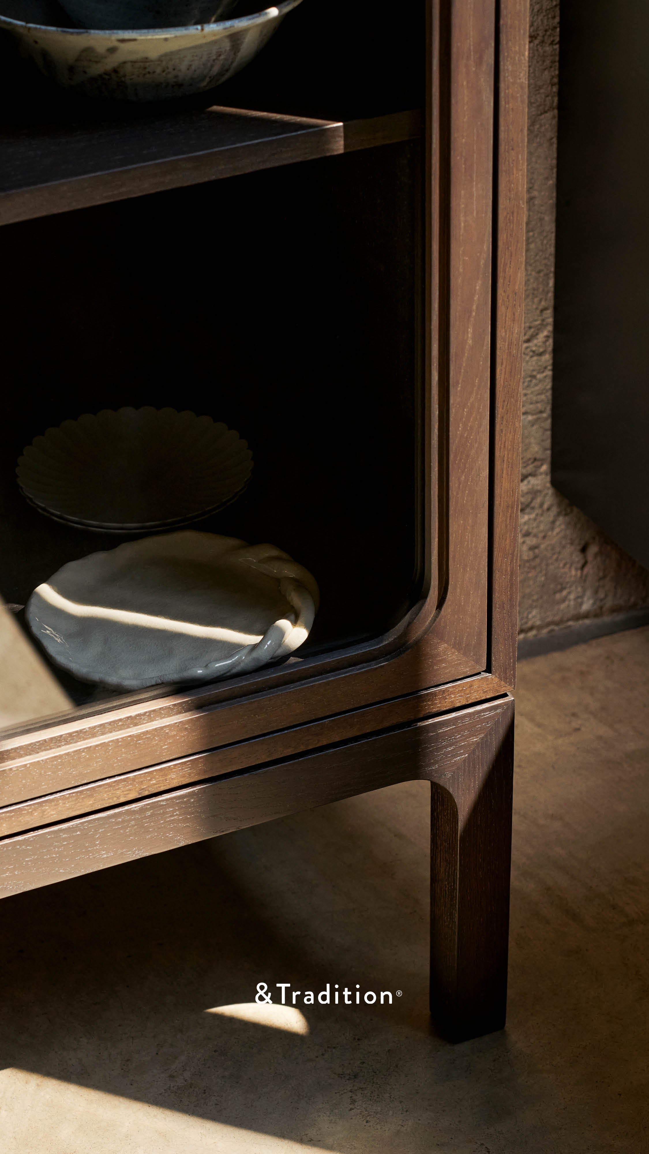 TRACE SC88 display cabinet in dark lacquered oak