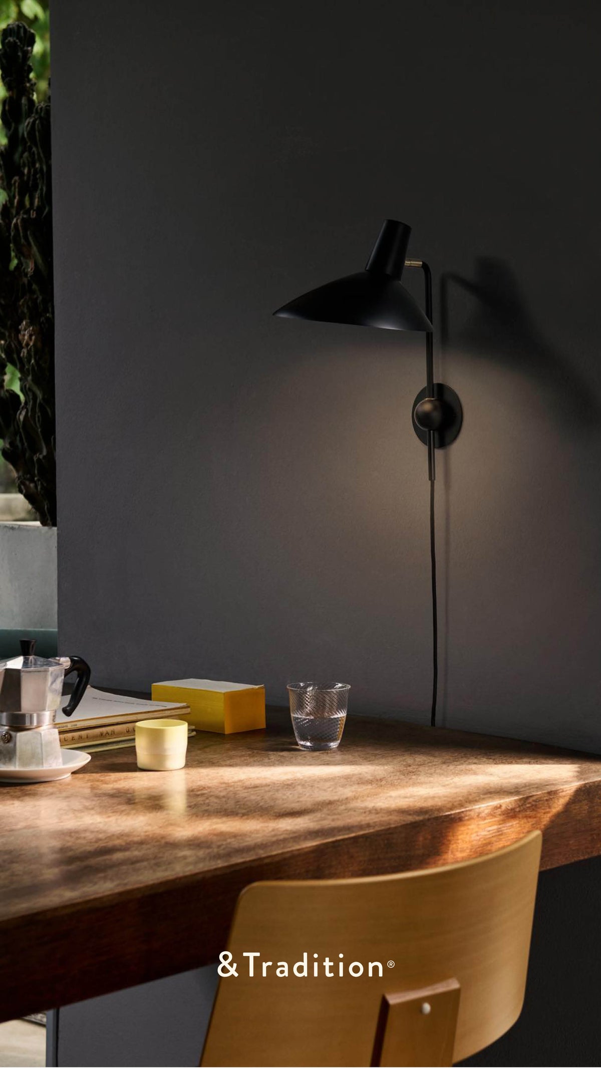 TRIPOD HM12 Wall Lamp in Black