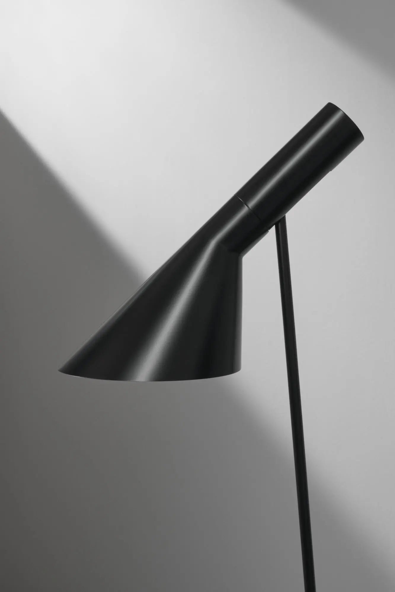 Lampa stojąca AJ czarny – Louis Poulsen