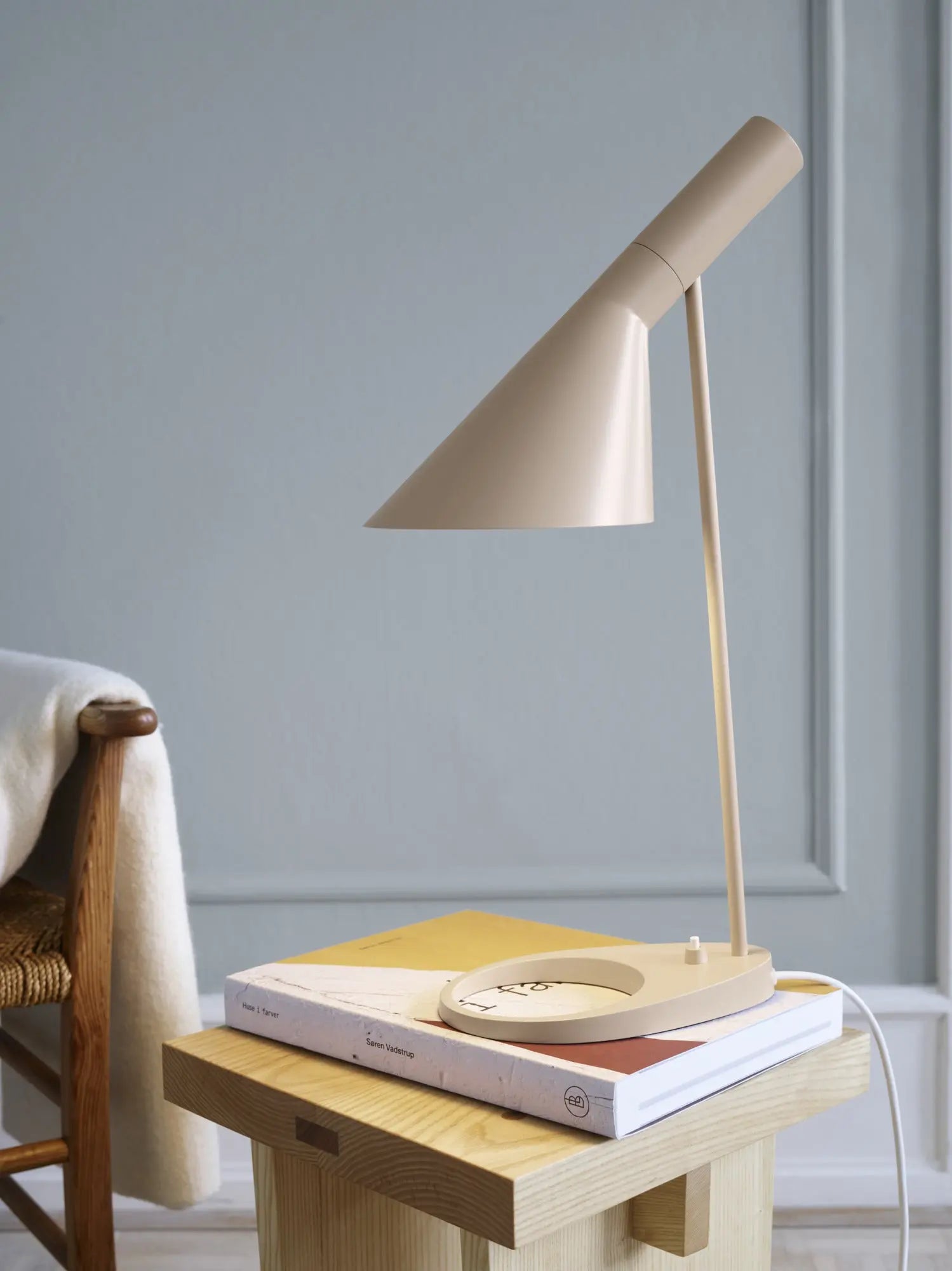 Lampa stołowa AJ ciepły piaskowy – styl skandynawski