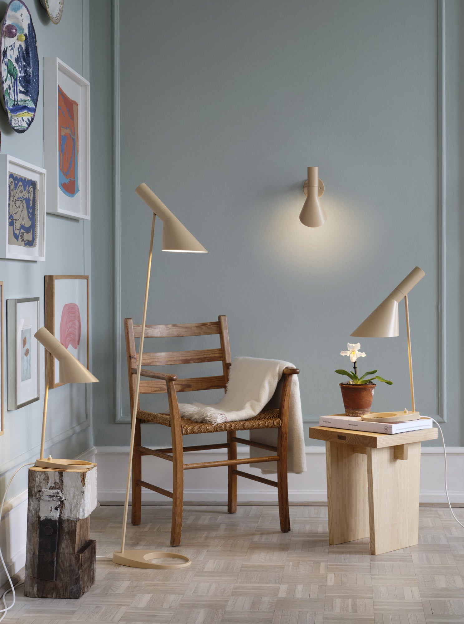 Lampa podłogowa AJ ciepły piaskowy