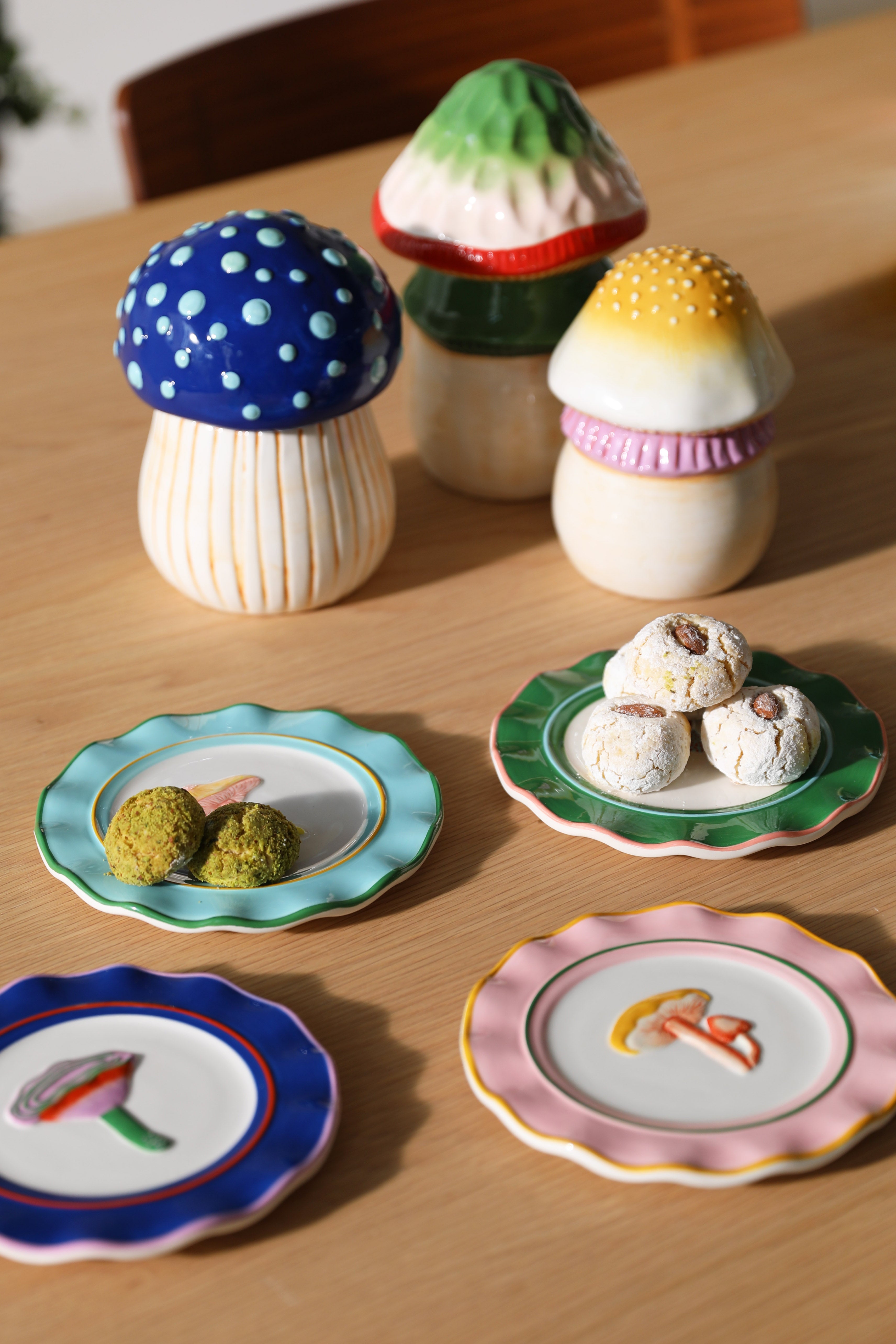 MAGIC MUSHROOM Container beige with green and red