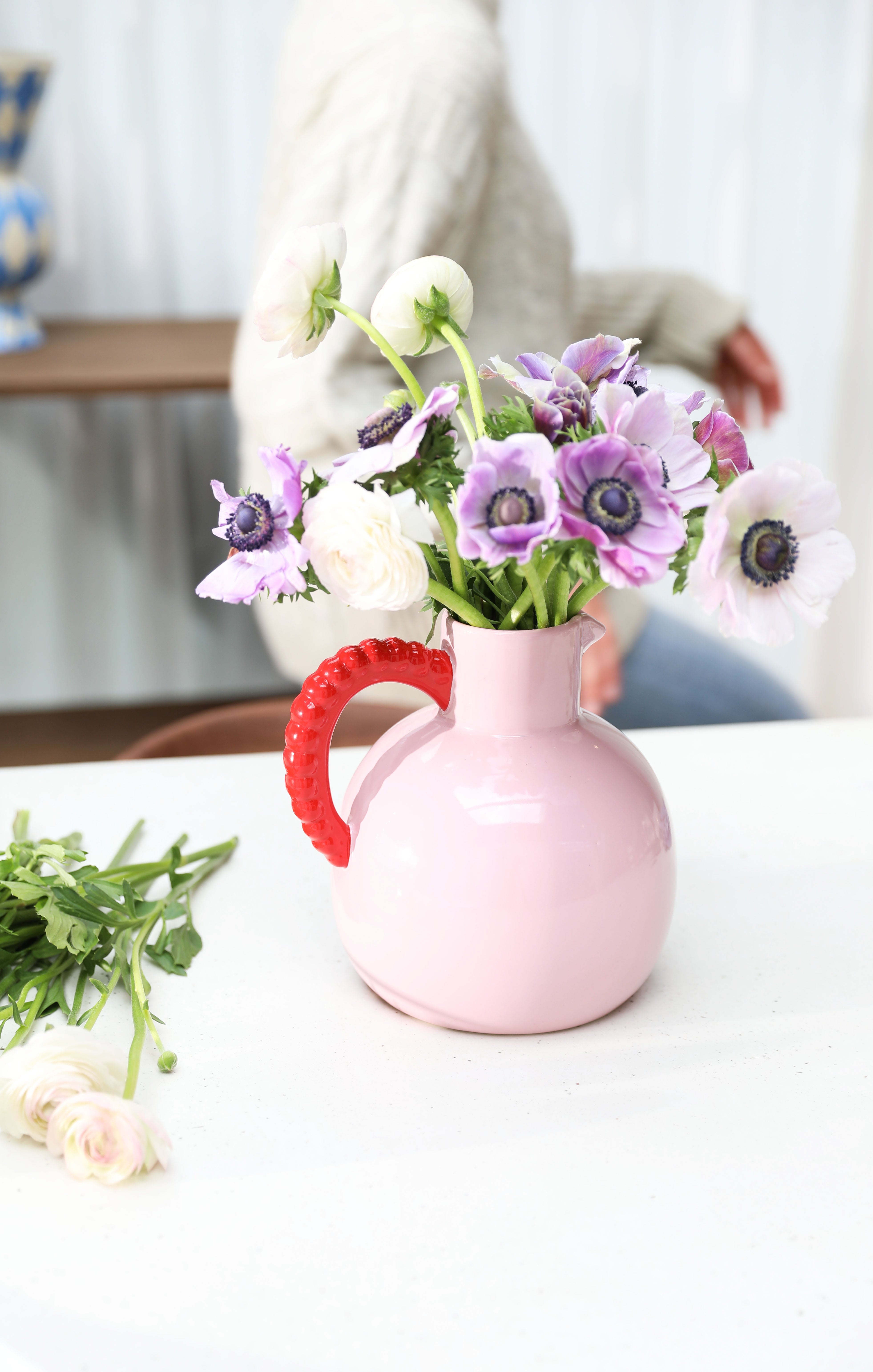 PERLE pink jug with red handle