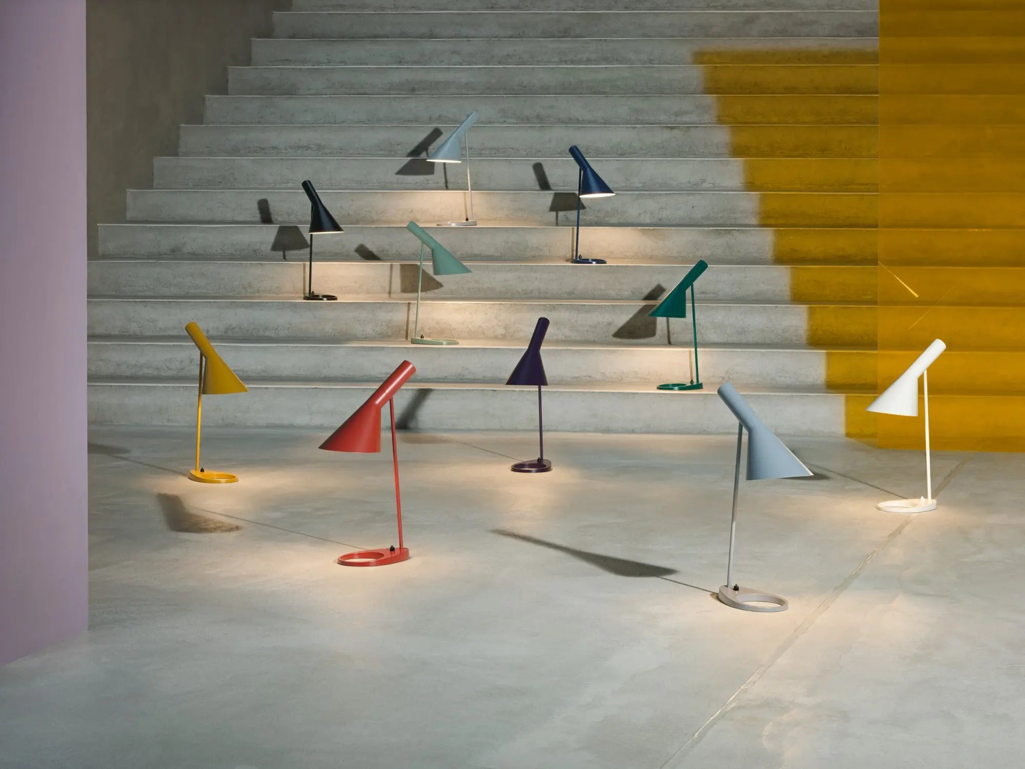 Lampa stołowa AJ biały – styl skandynawski