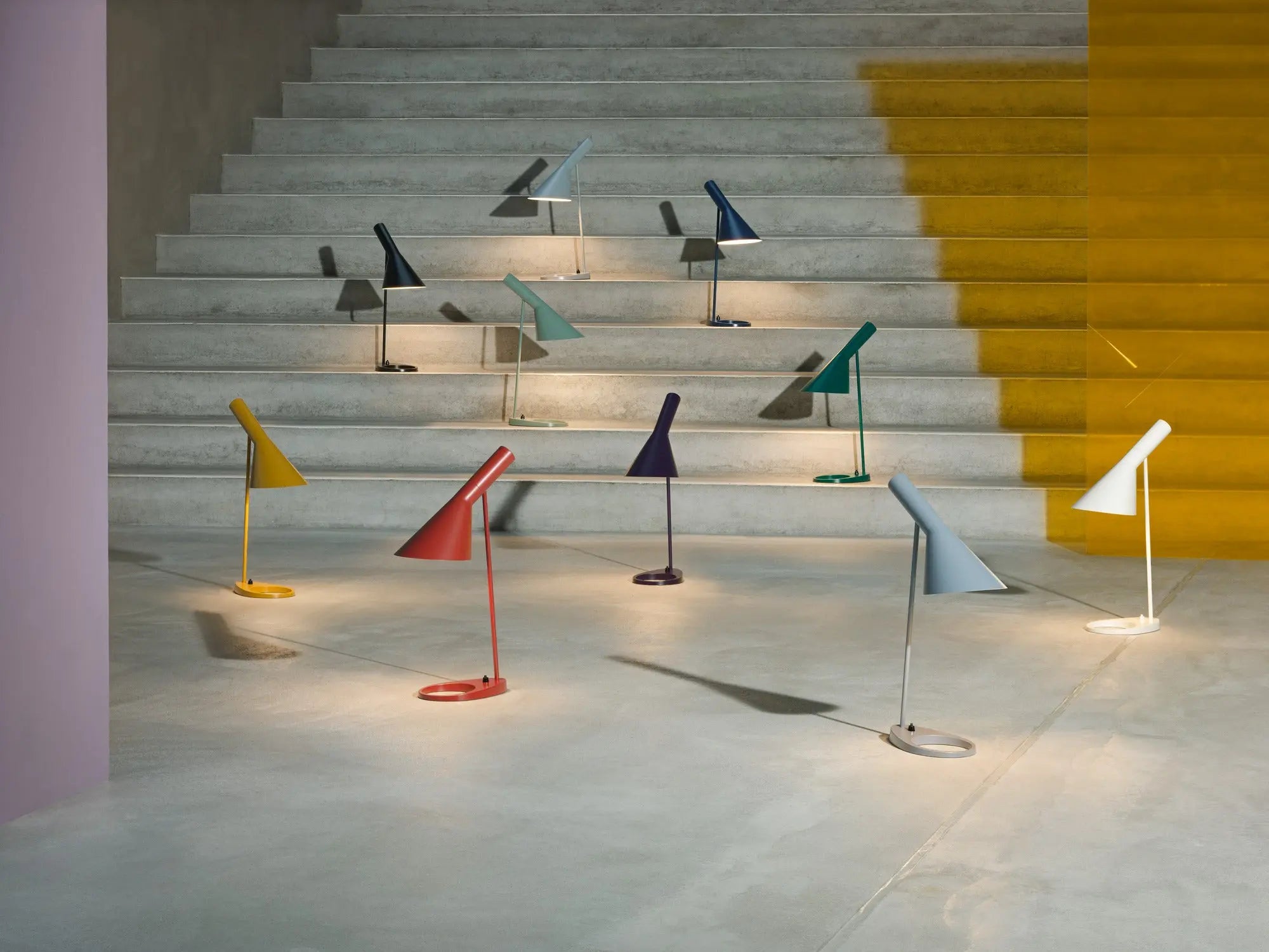 Lampa stołowa AJ ciepły szary – styl skandynawski
