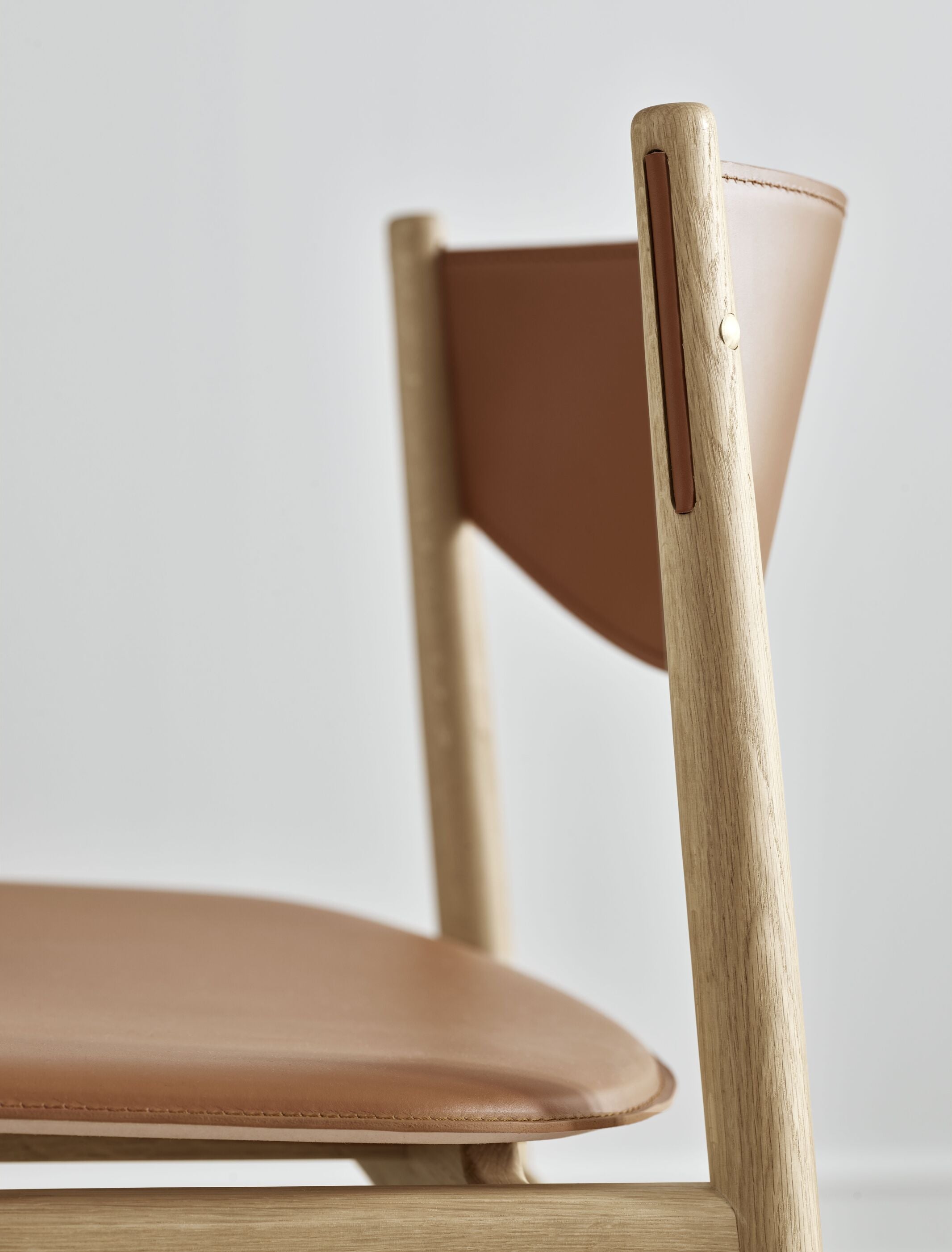 Apelle Chair Beige Leder mit einer Eichenbasis