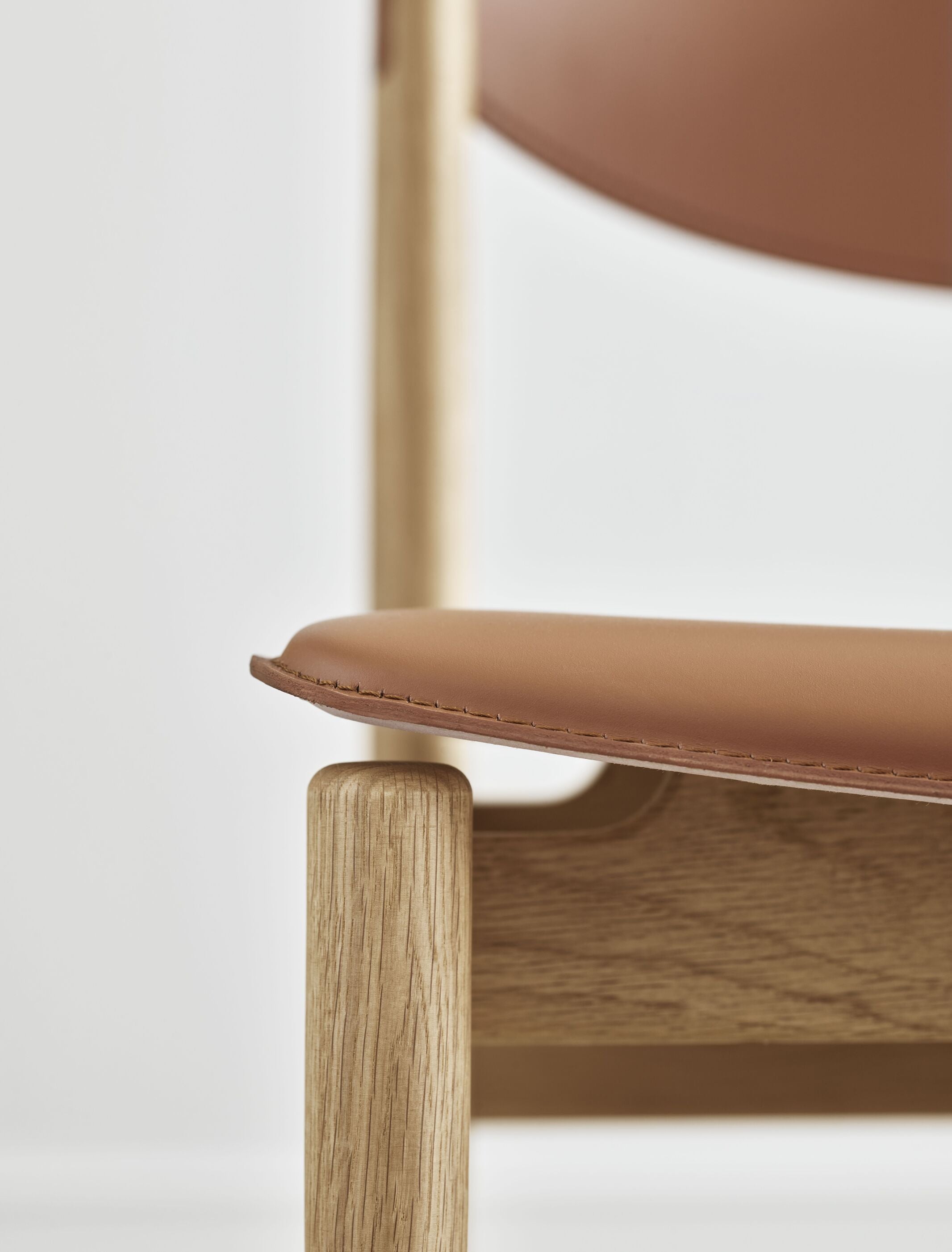 Apelle Chair Beige Leder mit einer Eichenbasis