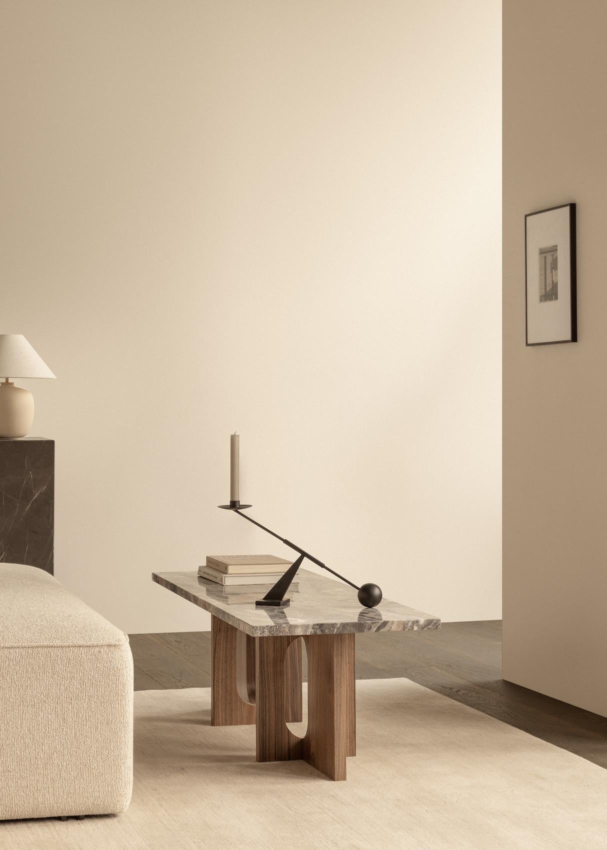 Couchtisch ANDROGYNE weiß-brauner Marmor mit Nussbaumfuß