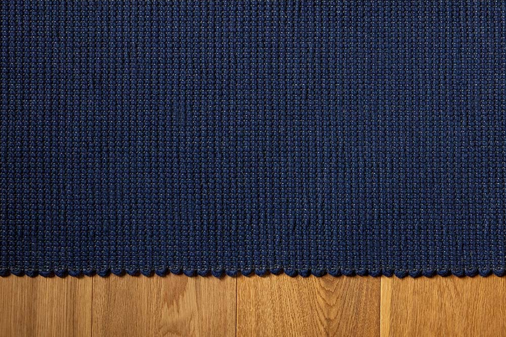 Navyblauer Rasterteppich