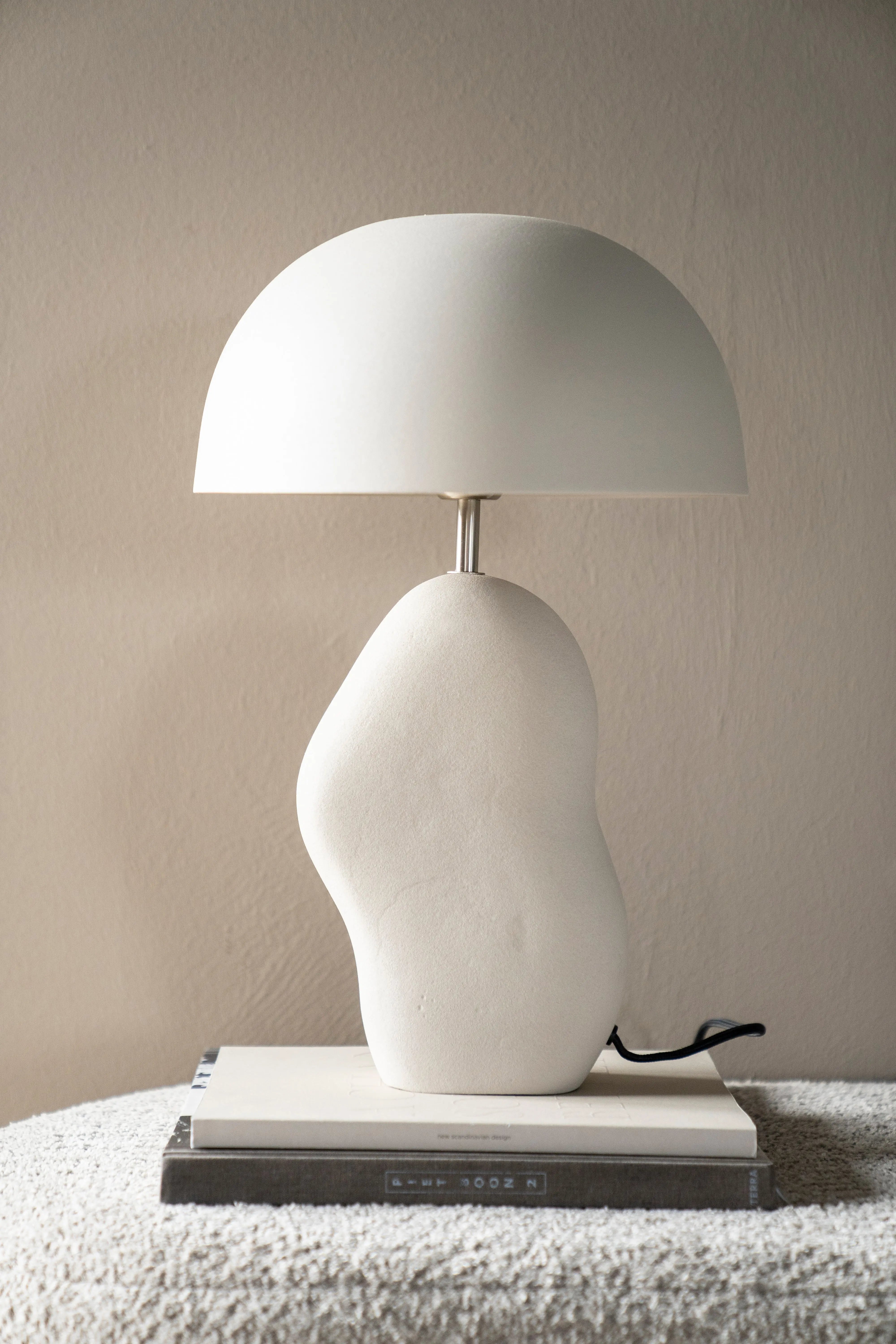 Lampa stołowa AIZU kremowy – styl minimalistyczny