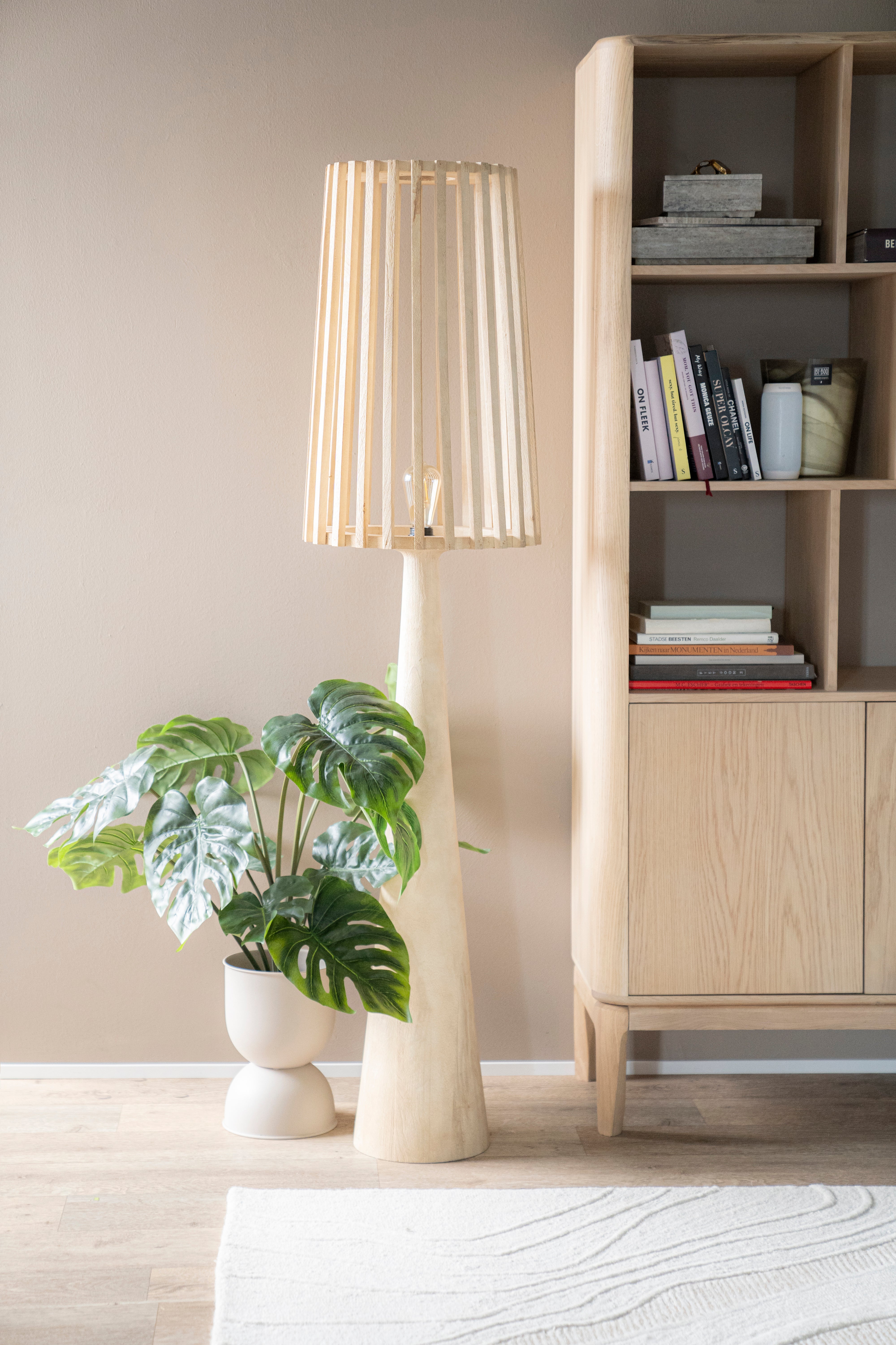 Stehlampe GUARD aus Mangoholz