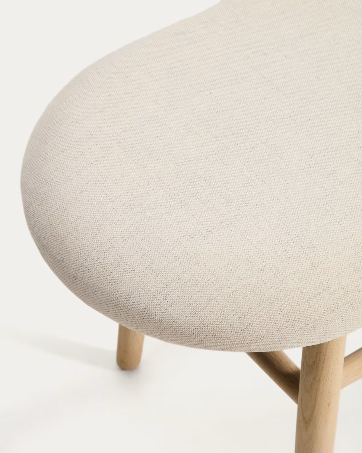 HELD bench in beige chenille with a veneered oak base
