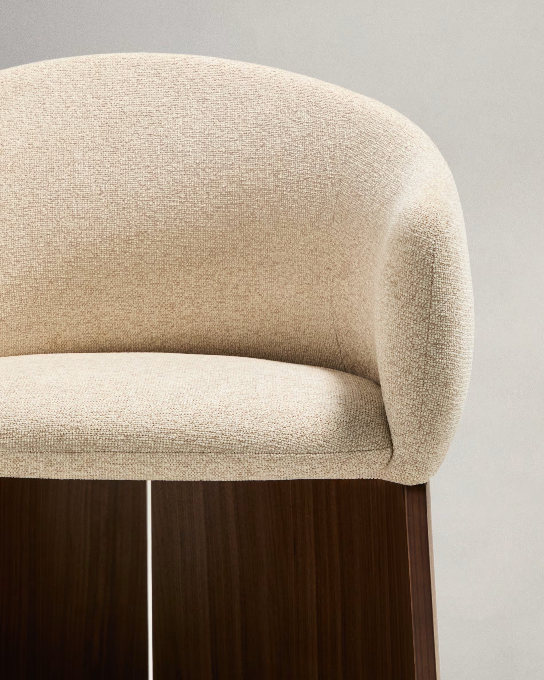 Stuhl BOSCA beige Chenille mit einer Basis aus Nussbaumfurnier