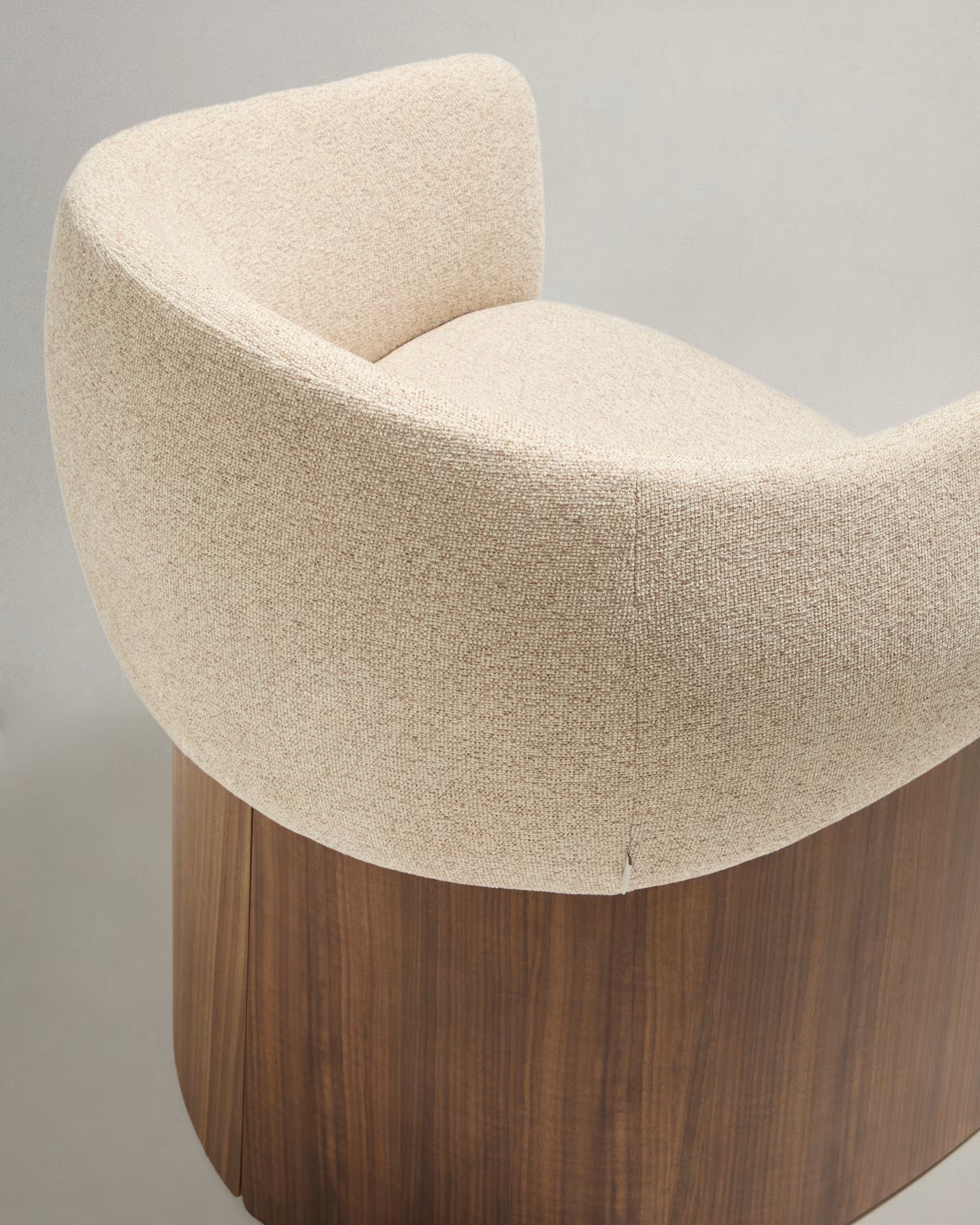 Stuhl BOSCA beige Chenille mit einer Basis aus Nussbaumfurnier