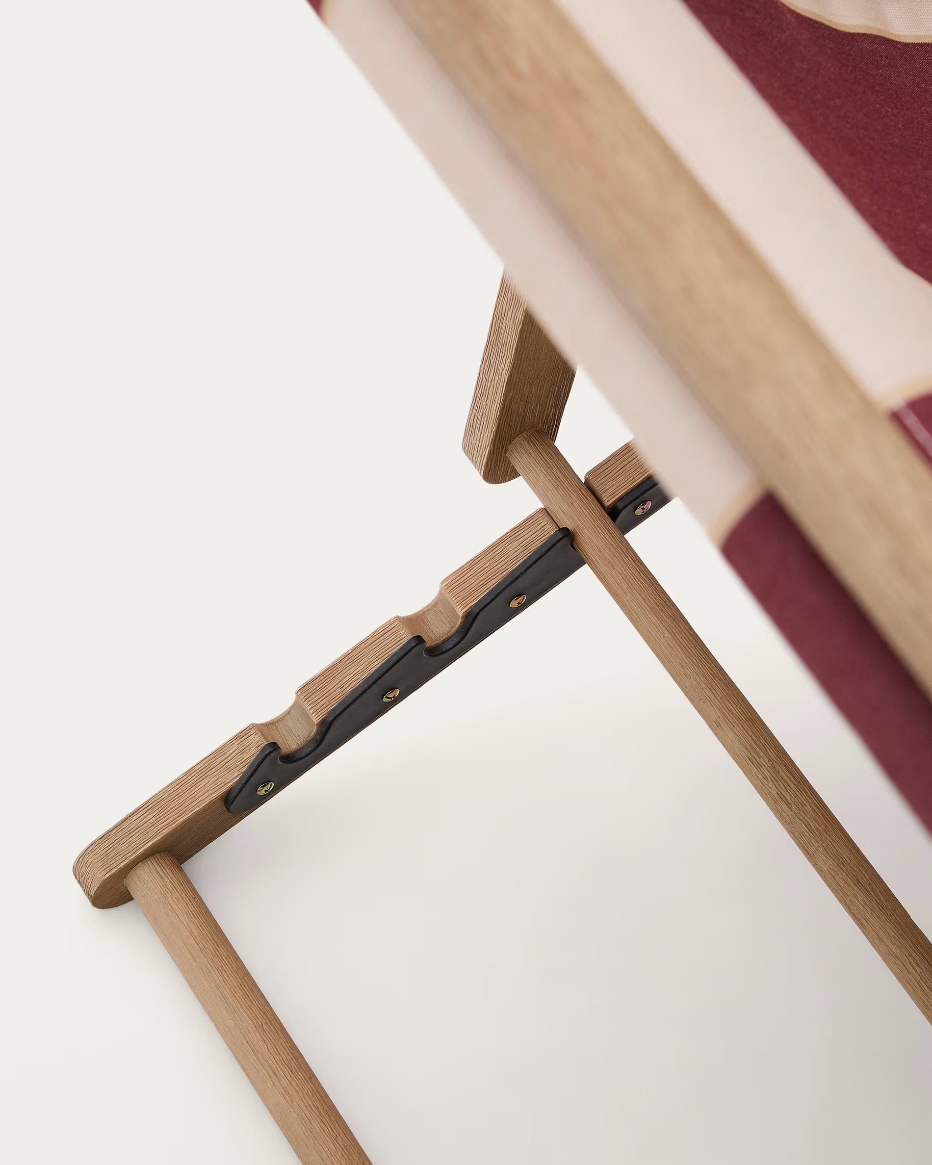 Vilara burgundy-beige deckchair with an acacia base