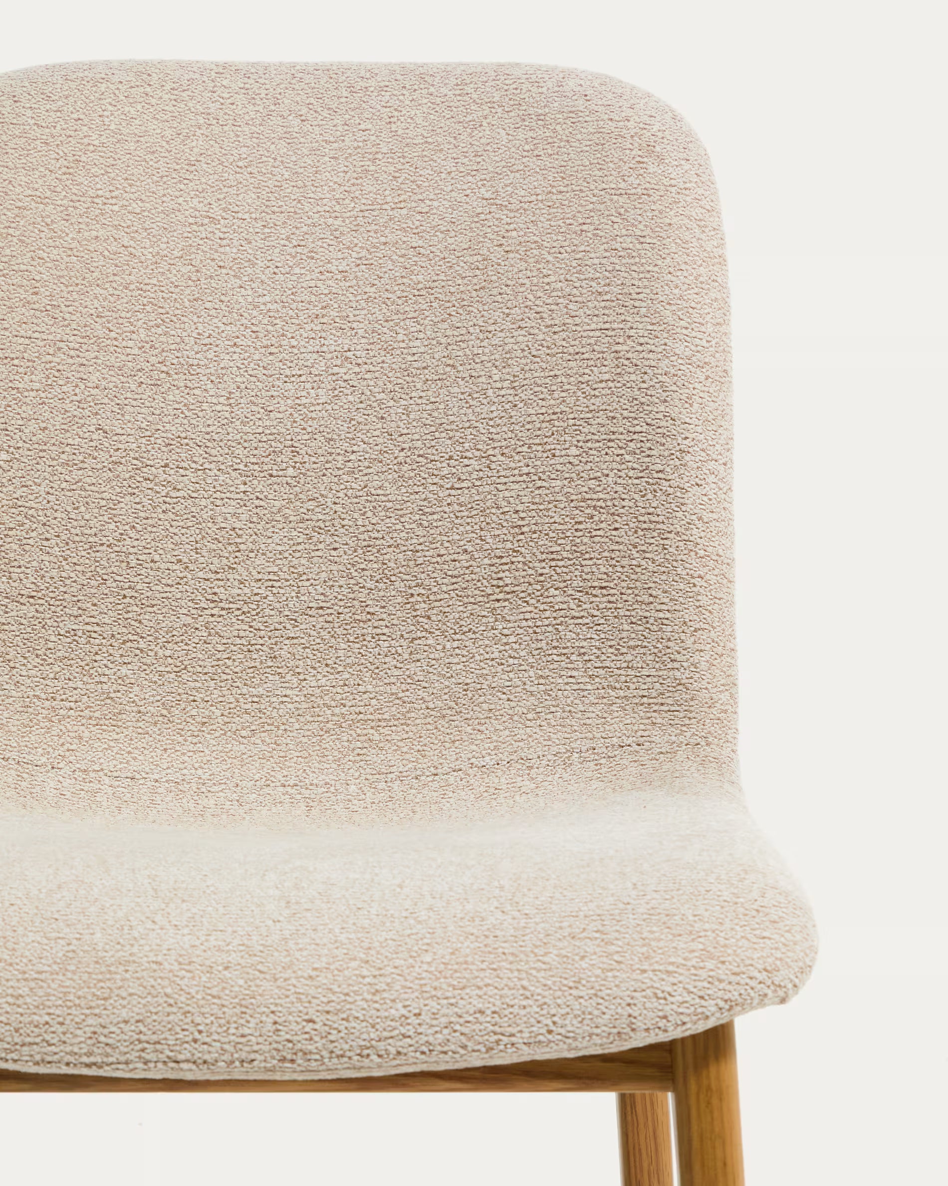 ELNOR chair in beige chenille with an oak base