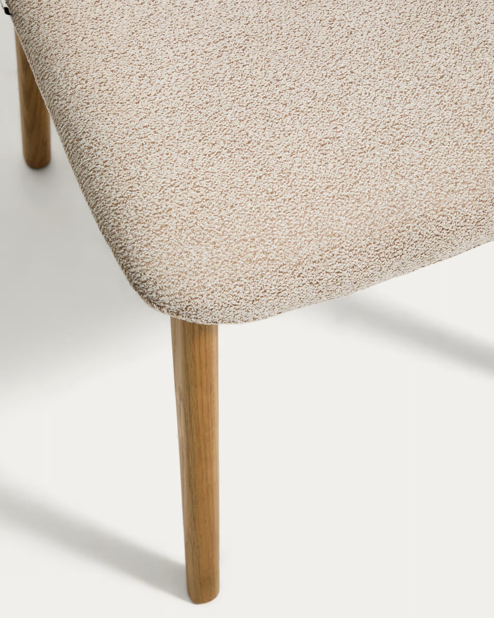 ELNOR chair in beige chenille with an oak base