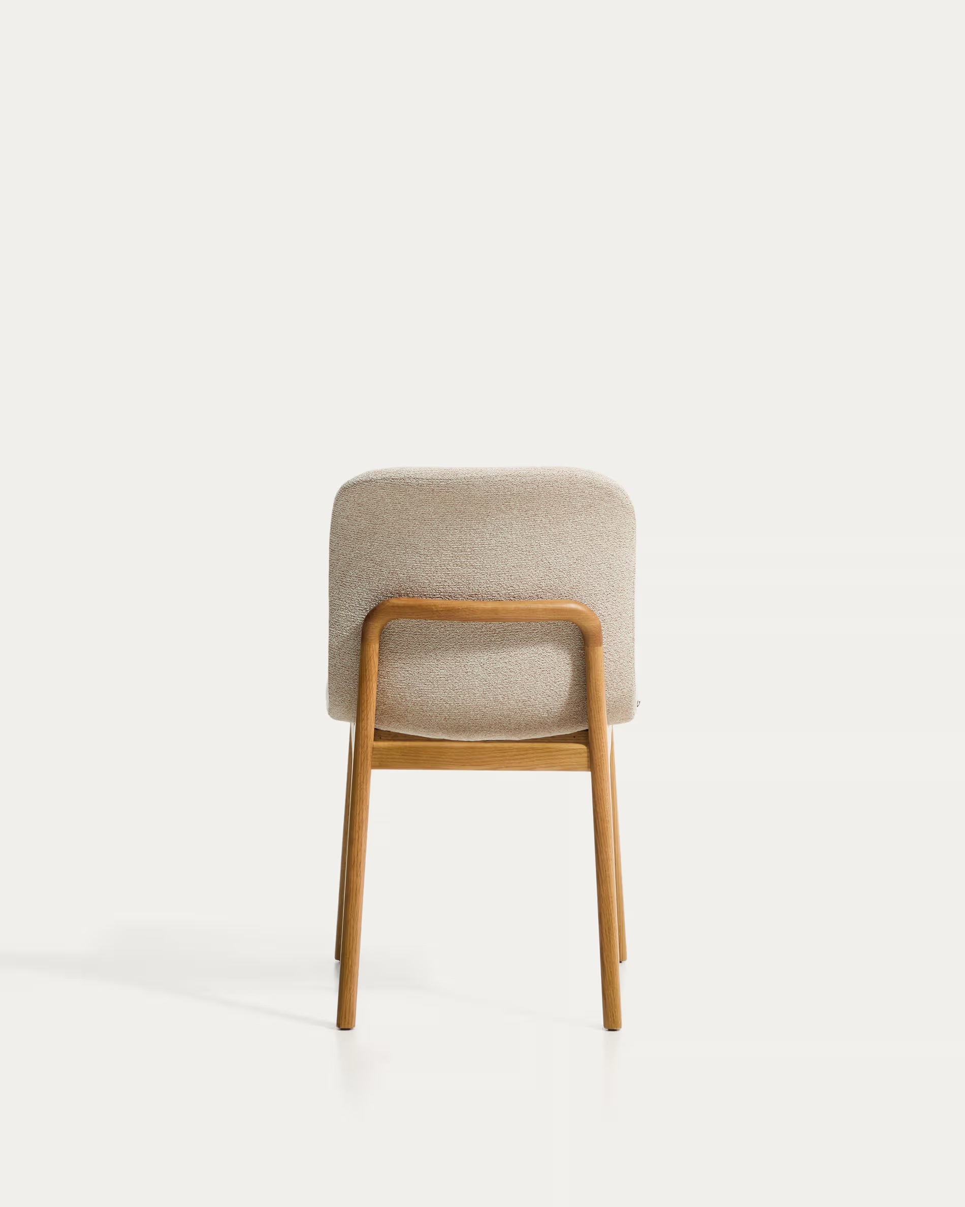ELNOR chair in beige chenille with an oak base