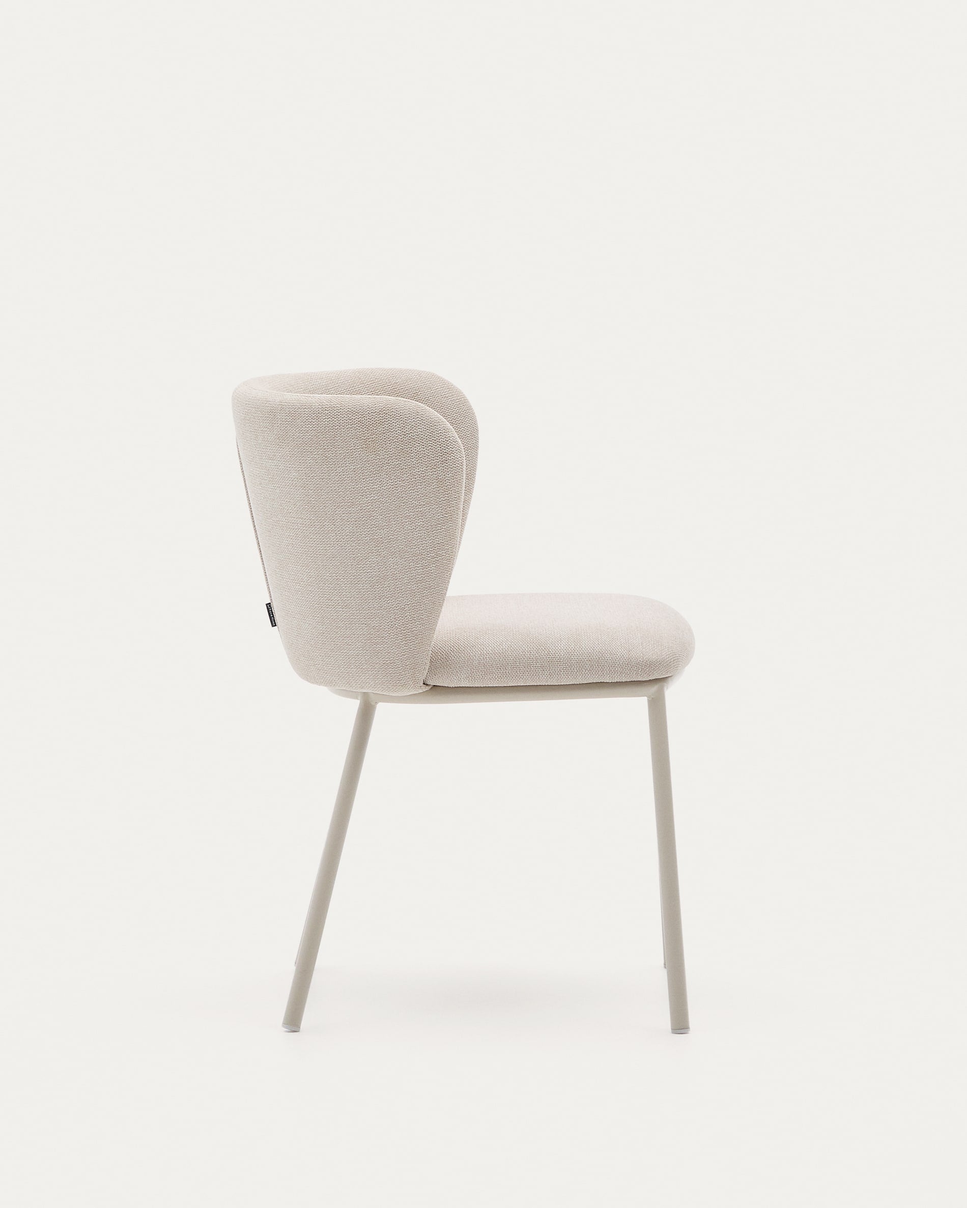 Stuhl im Ciselia Beige im siielilianischen Stoff mit einer beige Basis