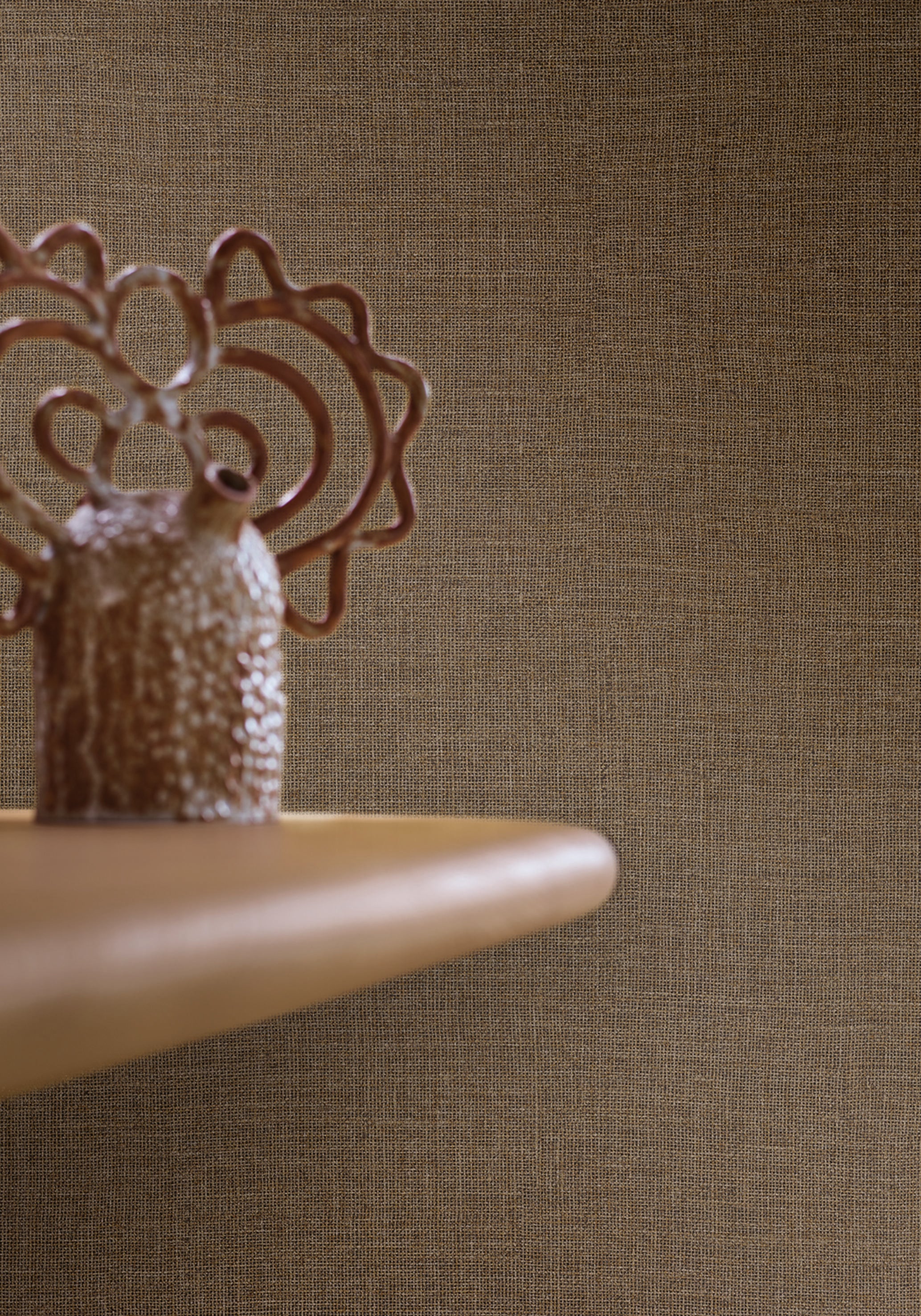 Structural vinyl wallpaper imitating jute LIENZO - BOIS DE ROSE burgundy