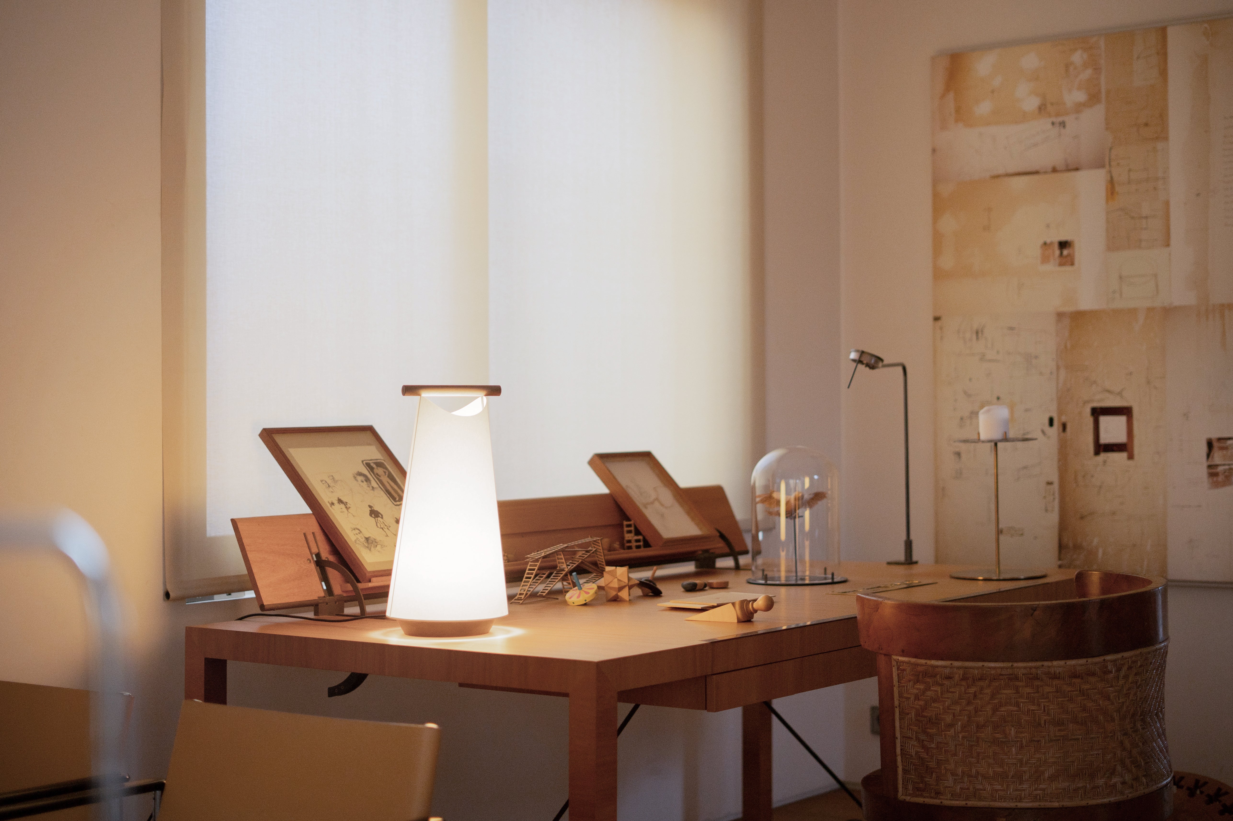 CATAY Table Lamp in White with Oak Wood