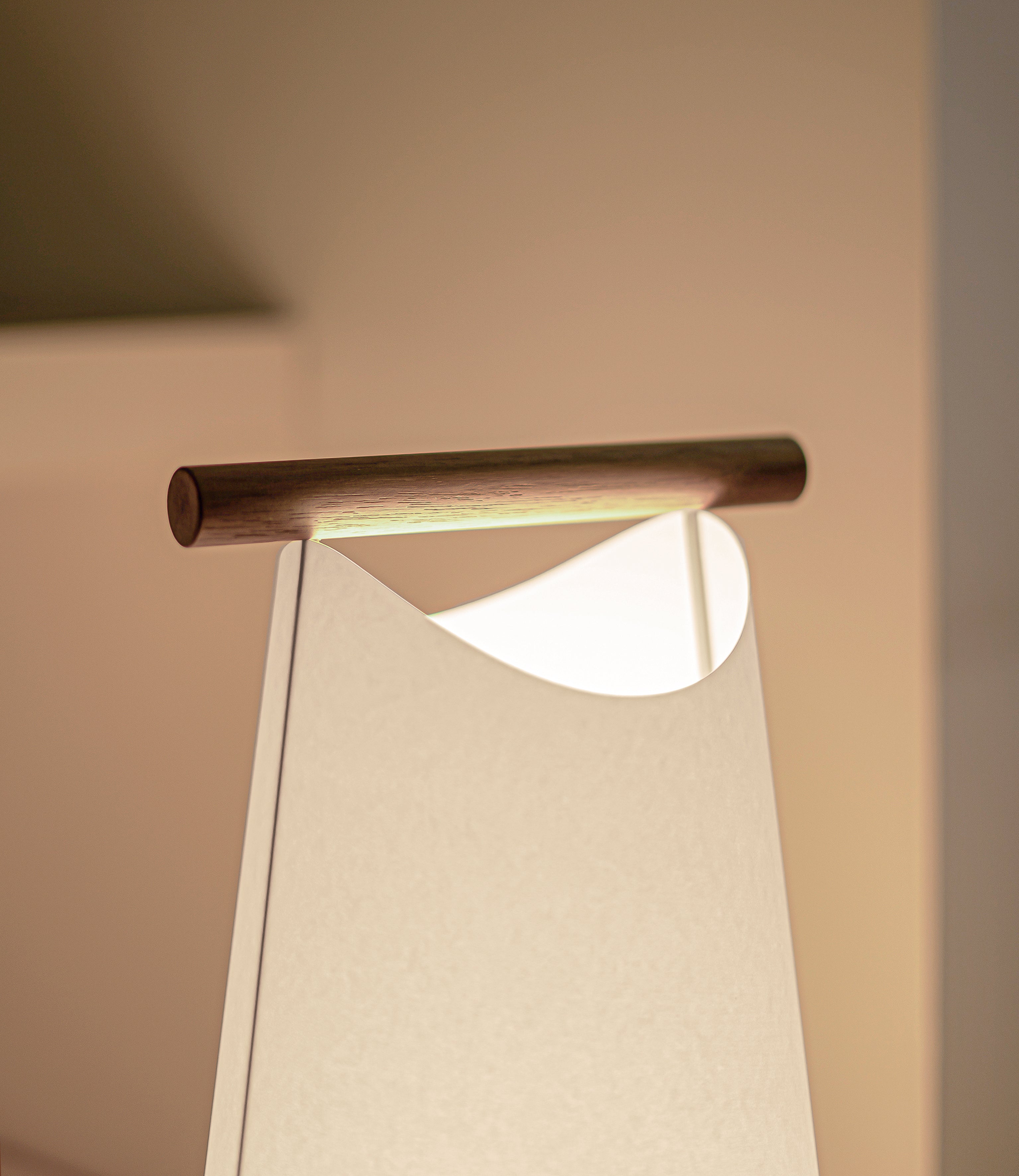CATAY Table Lamp in White with Oak Wood