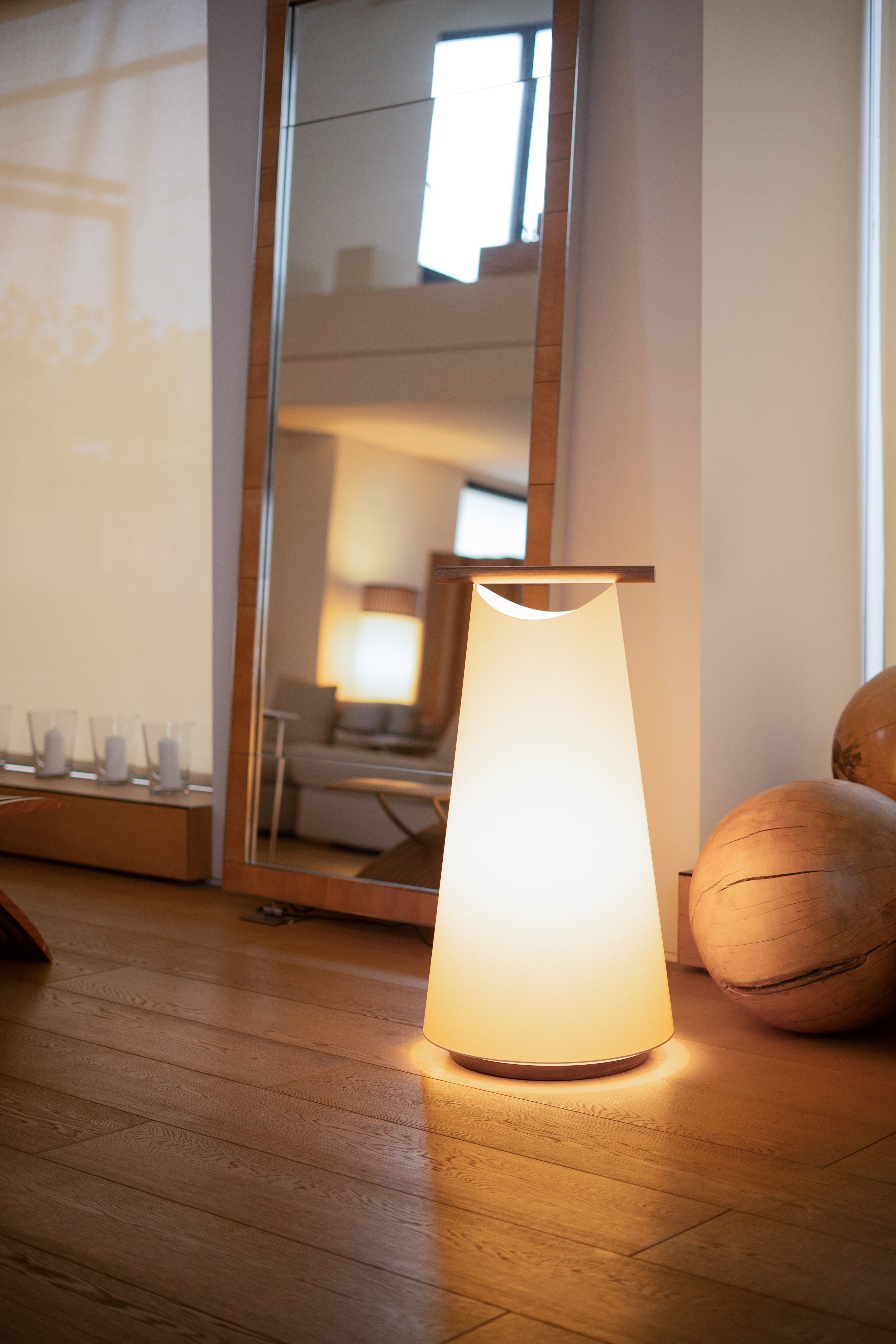 CATAY Floor Lamp in White with Oak Wood