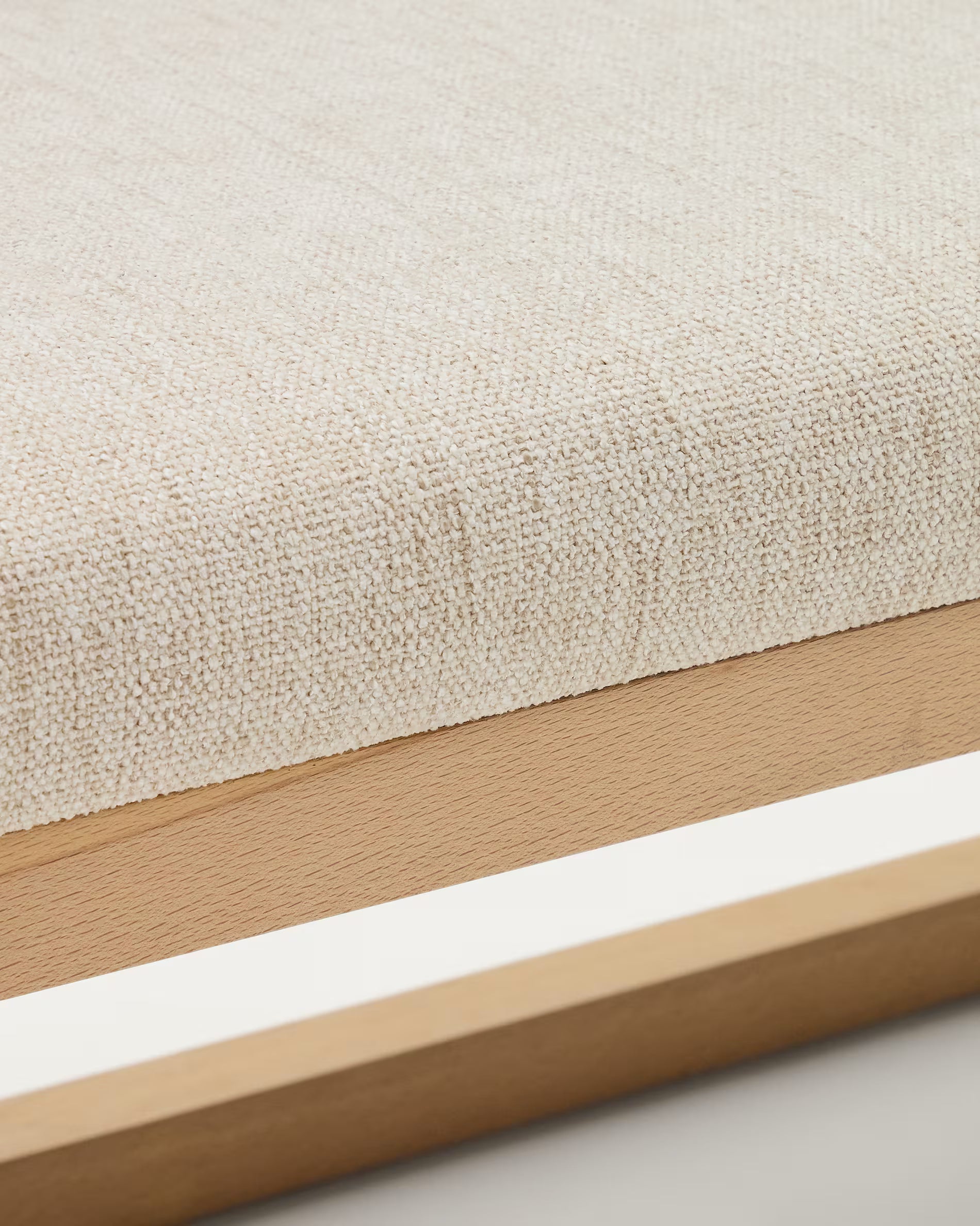 Bank LOYA beige Chenille mit Buchenbasis