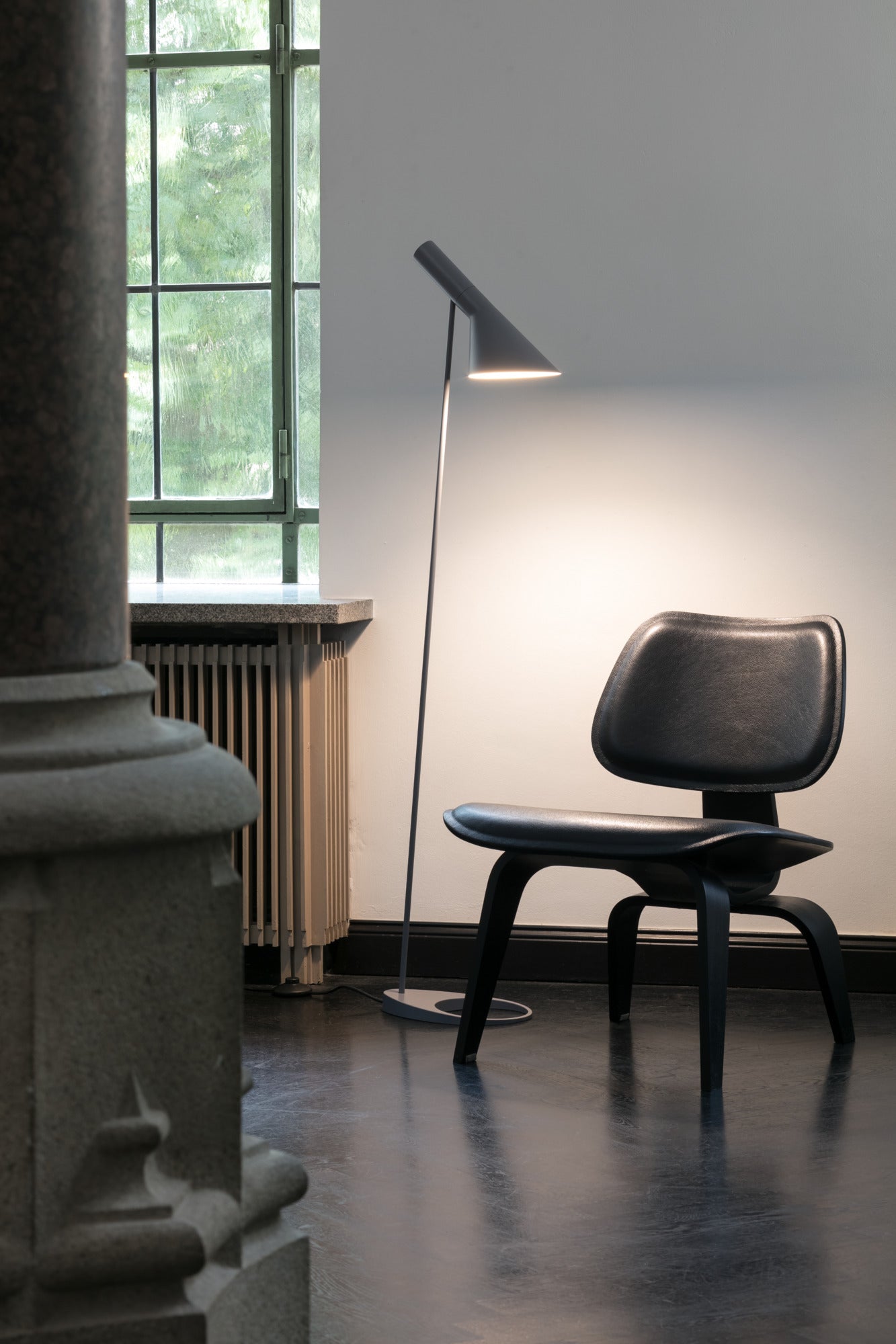 Lampa podłogowa AJ ciepły szary