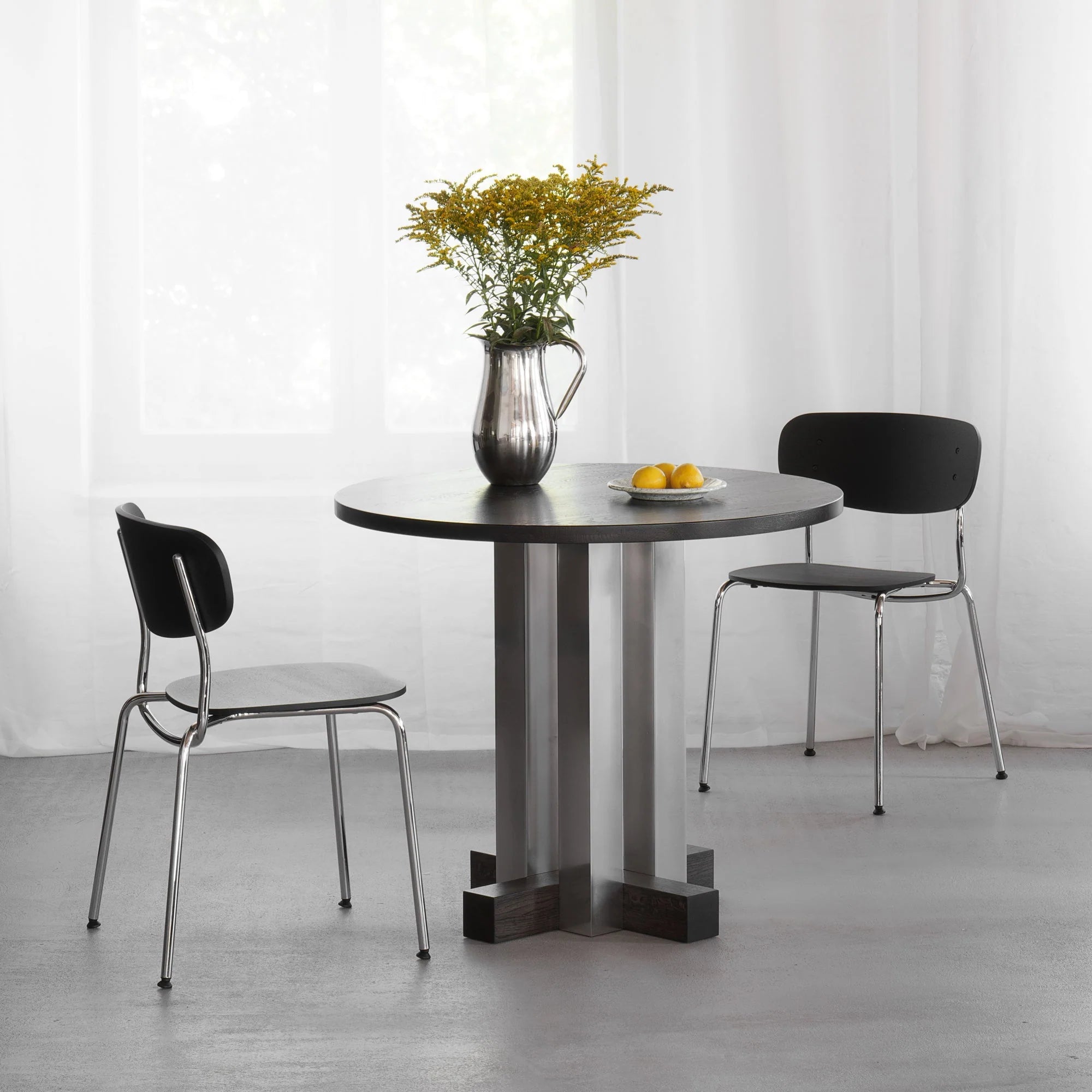 CRUZ round table in aluminum with ebony oak wood