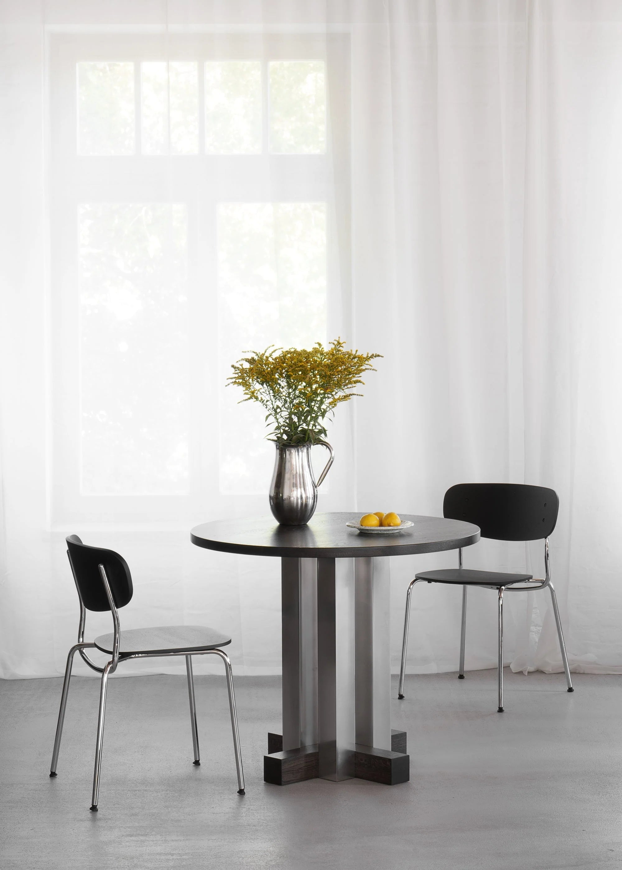 CRUZ round table in aluminum with ebony oak wood