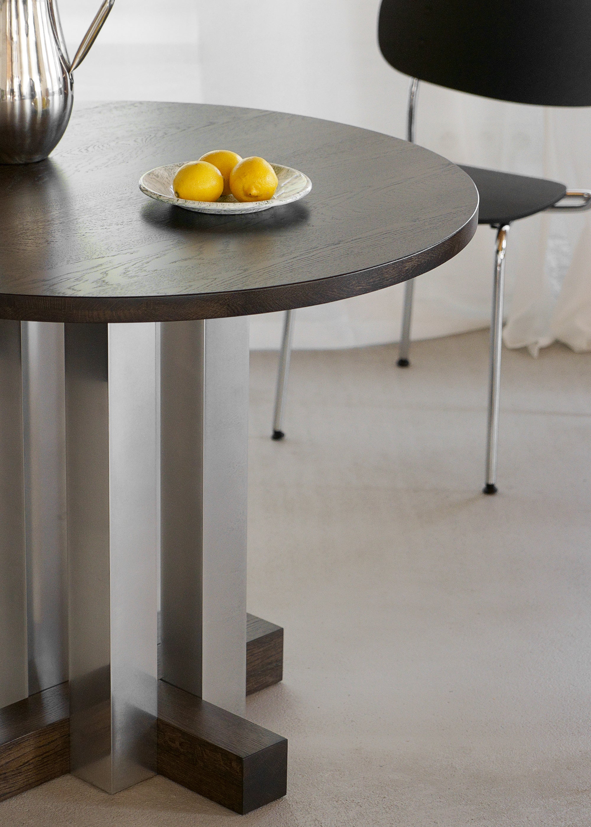 CRUZ round table in aluminum with ebony oak wood
