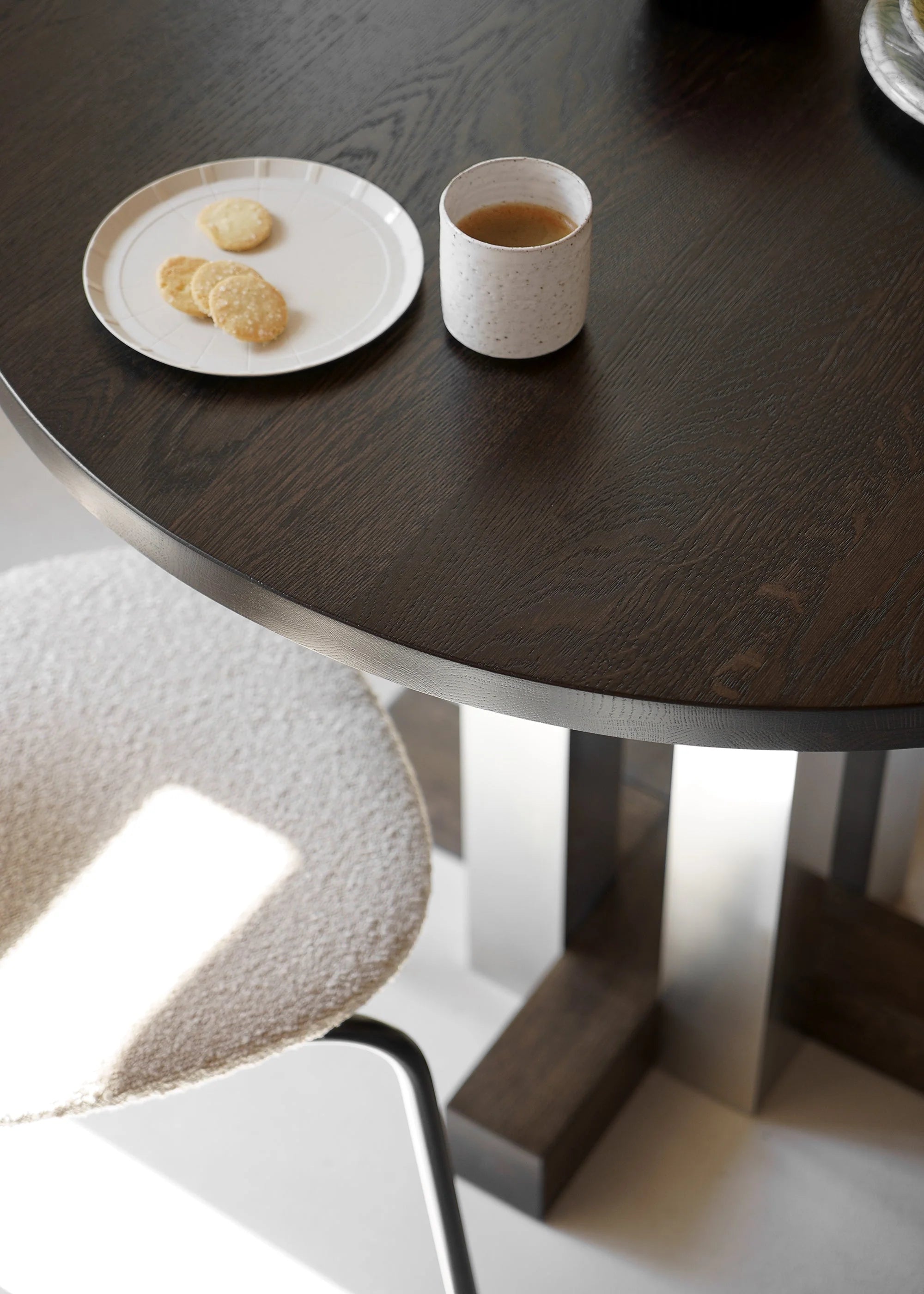CRUZ round table in aluminum with ebony oak wood