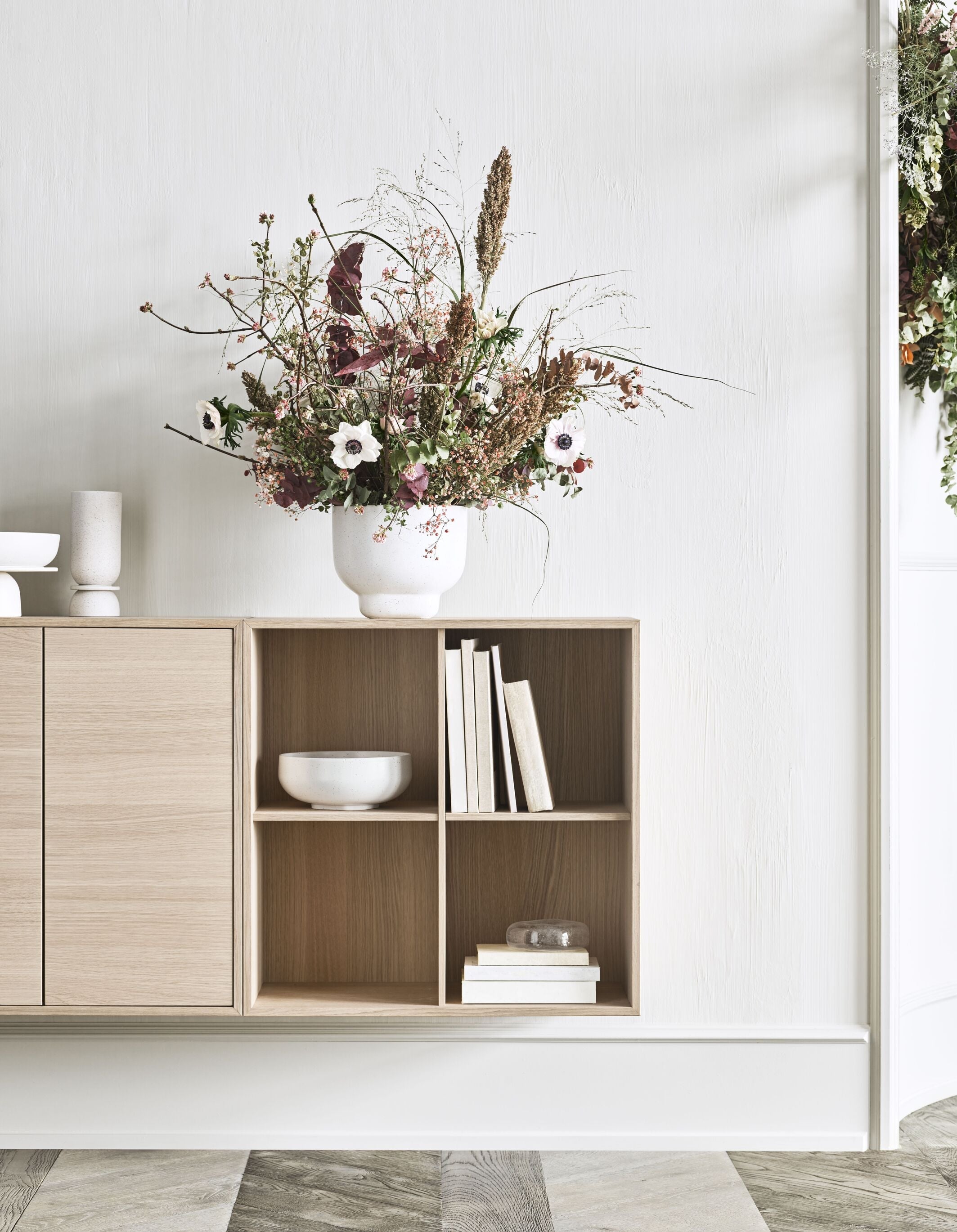 Case white cabinet