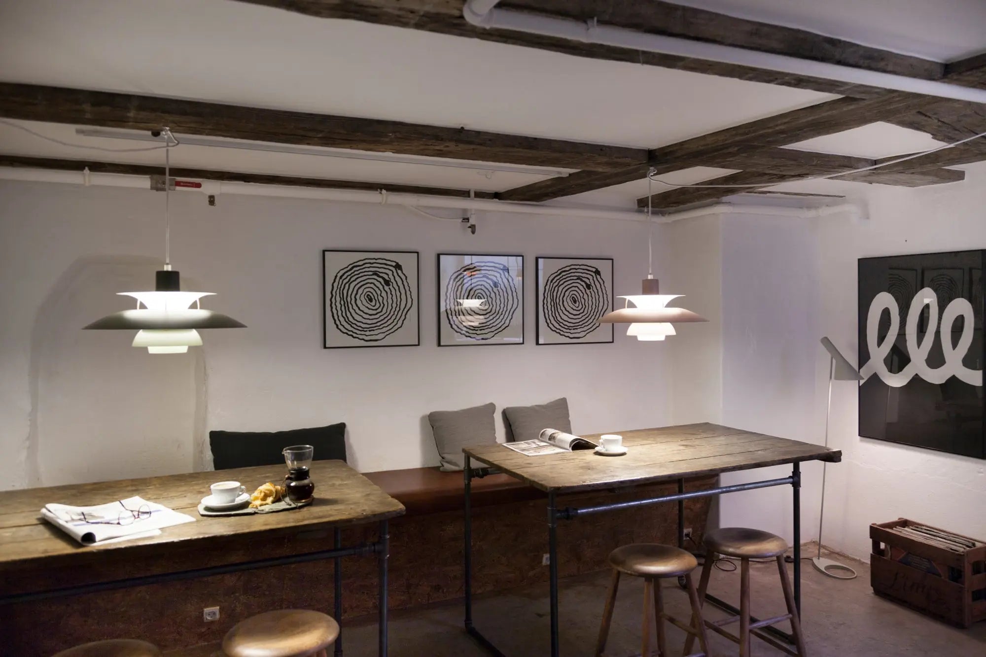 Lampa podłogowa AJ biały, marka Louis Poulsen
