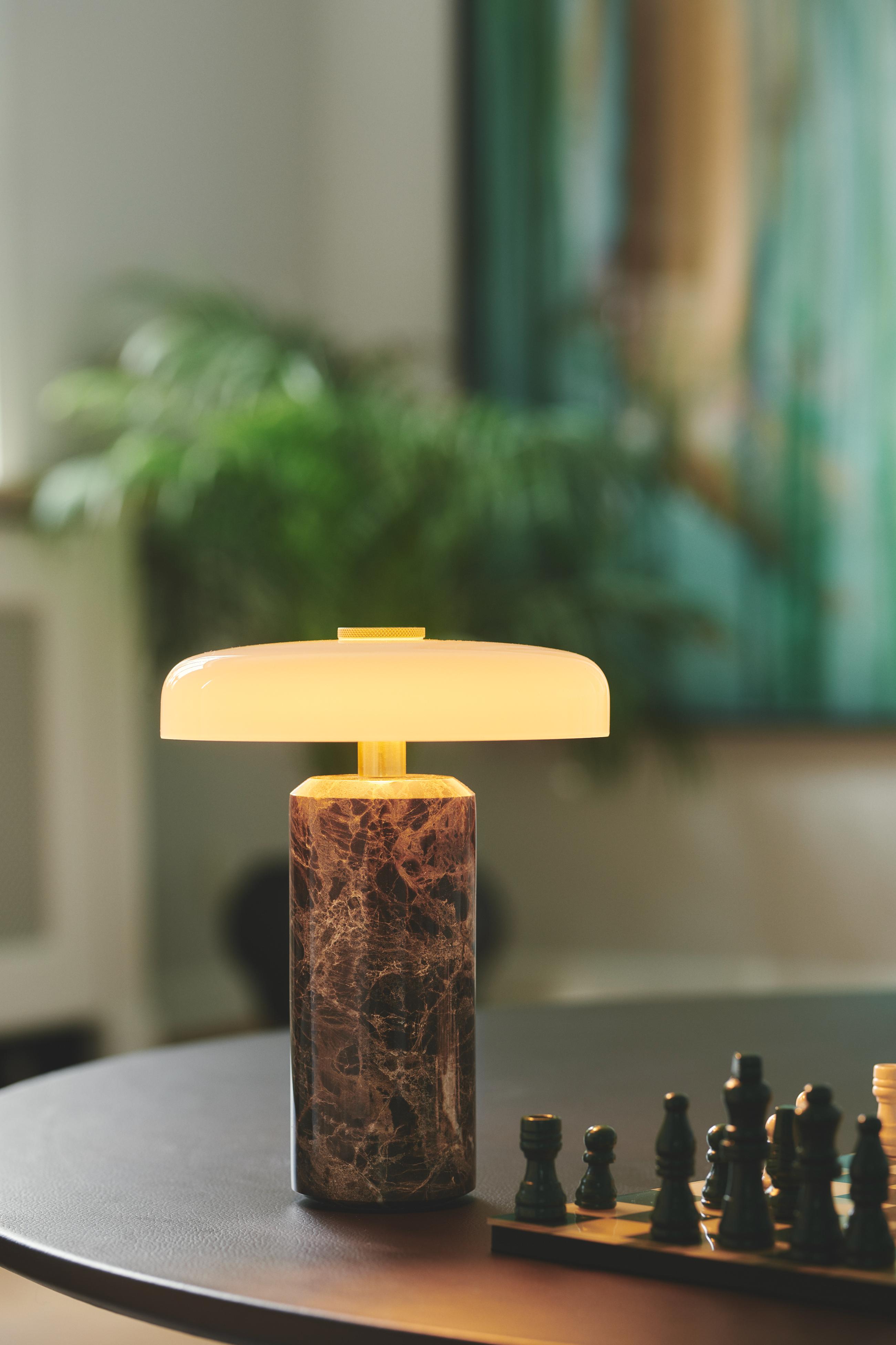 Tragbare Lampe TRIP brauner Marmor mit milchweißem Glas